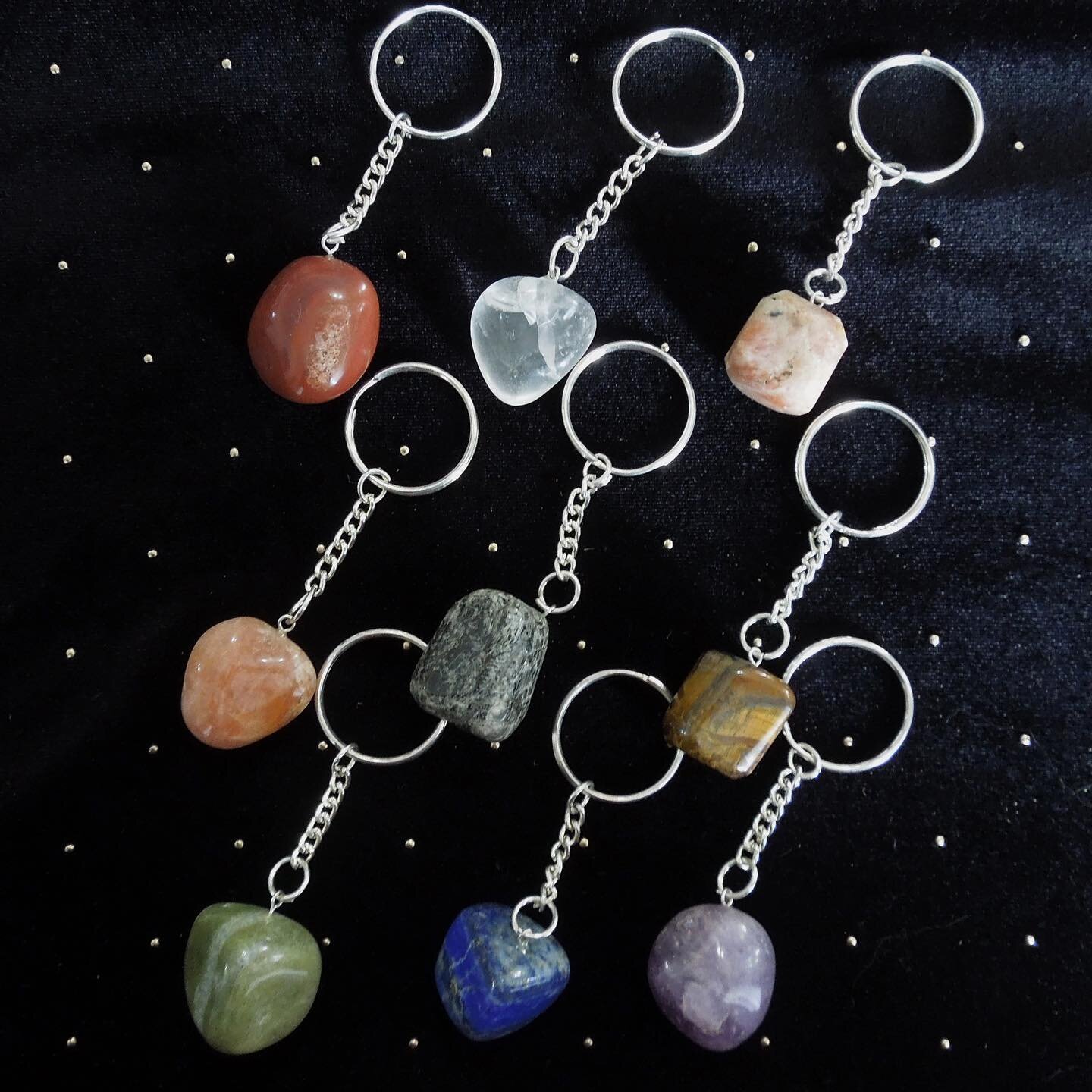 New gemstone keychains! $5 each
Many materials including: quartz, rose quartz, peach moonstone, tigers eye, adventurine, amethyst, lapis and more!

Dm or stop by to get yours 🌙

#gemstone #keychain #crystal #crystalhealing #quartz #rosequartz #agate