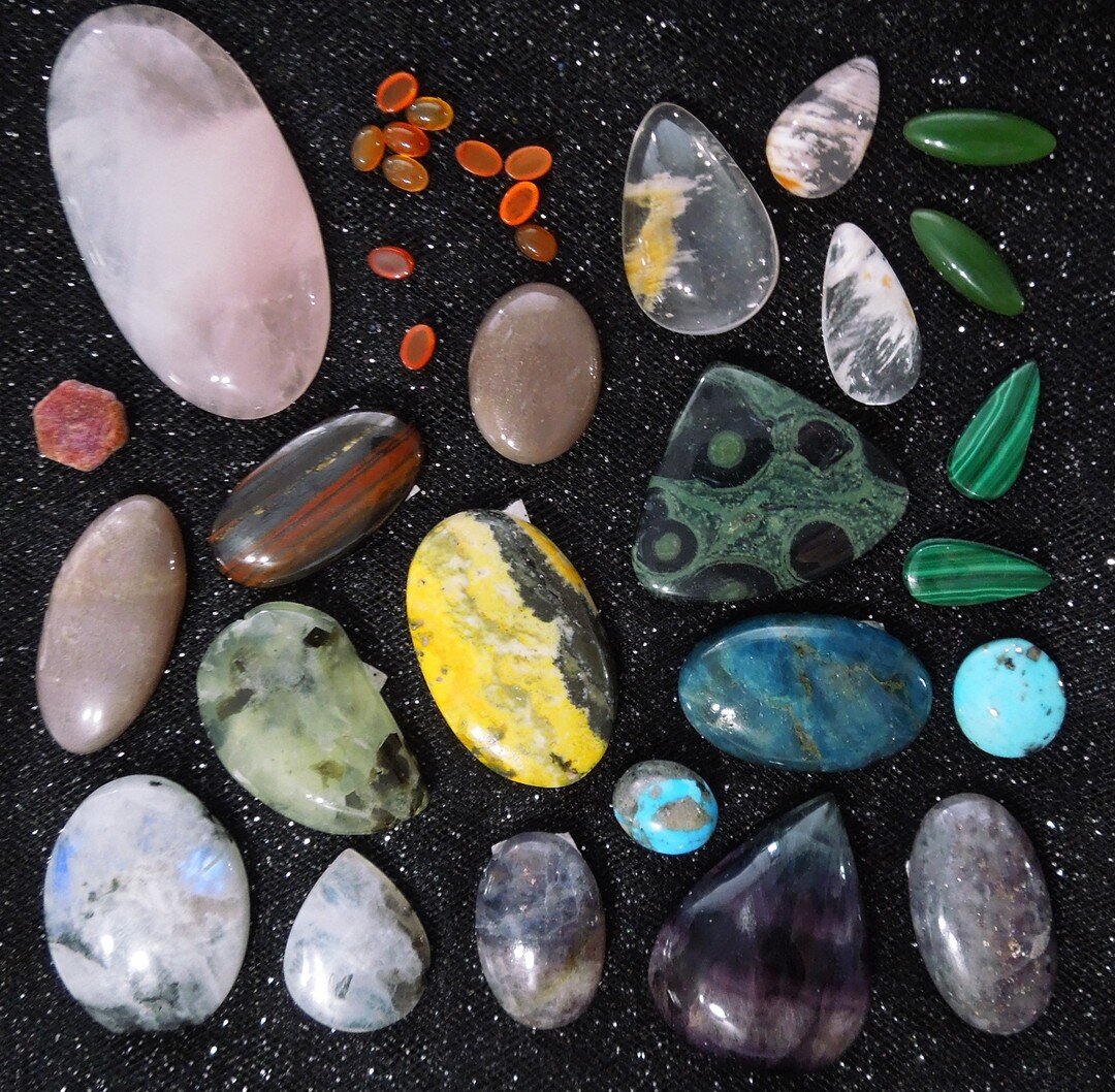 We all got inspired on our trip to Sedona and across the country. I can't wait to hunker down and work on some new pieces..any of these jewels catching your eye?
I've got a massive piece of Rose Quartz, some Quartz w/inclusions, rubies, jaspers, blue