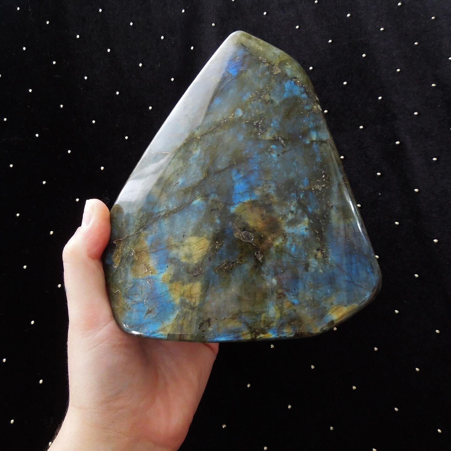 🌛Dont forget to put your crystals out for tonight&rsquo;s Buck Moon🌜
.
.
.
It was hard to capture the best angle of this inviting Labradorite freeform.
Turning each gentle facet reveals a new flash and color..it&rsquo;s dreamy!
Only for sale in the