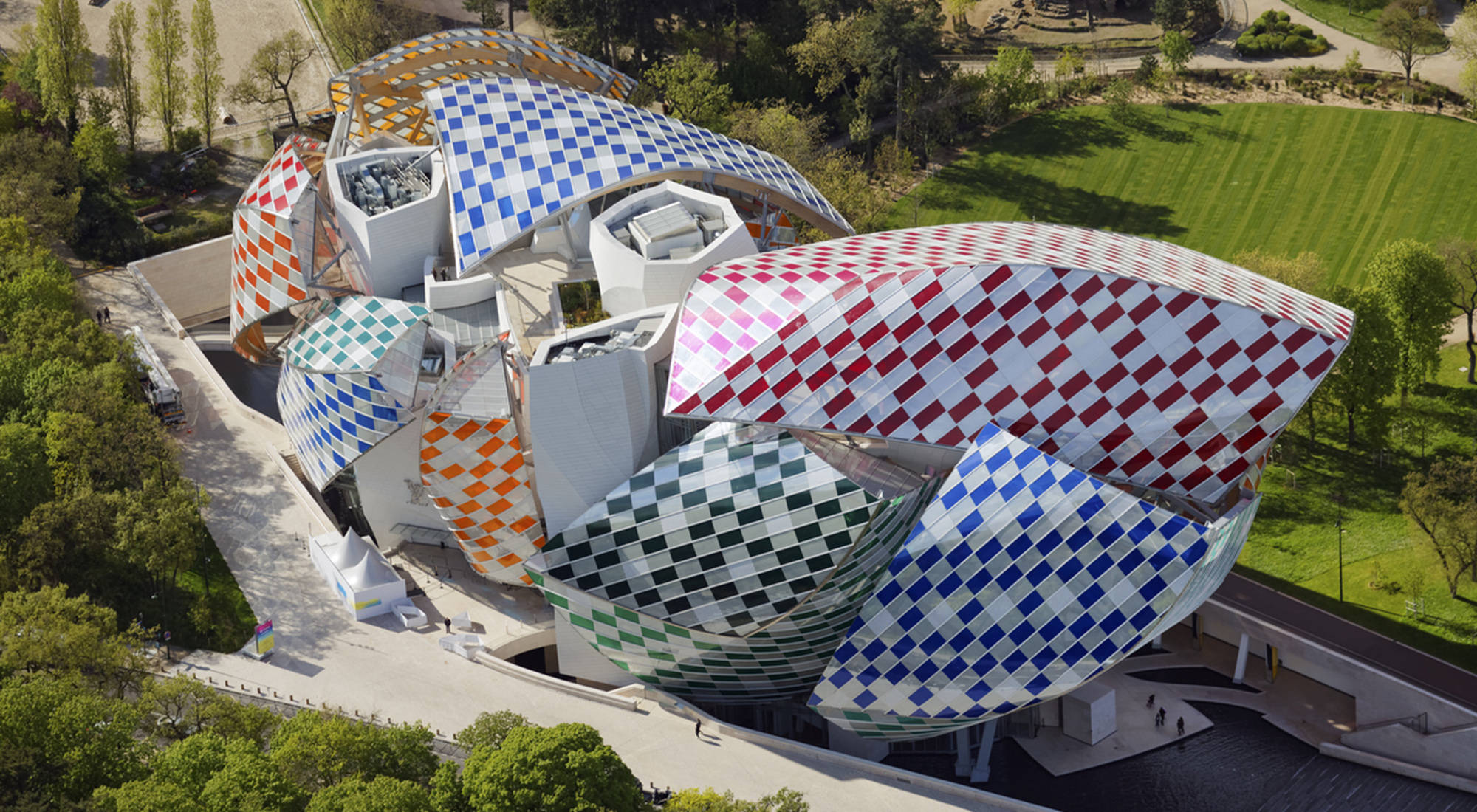 Фонд фрэнка. Здание фонда Луи Виттона в Париже. Музей Fondation Louis Vuitton в Париже. Фрэнк Гери фонд Луи Виттон. Музей Луи Виттон в Париже Фрэнк Гери.