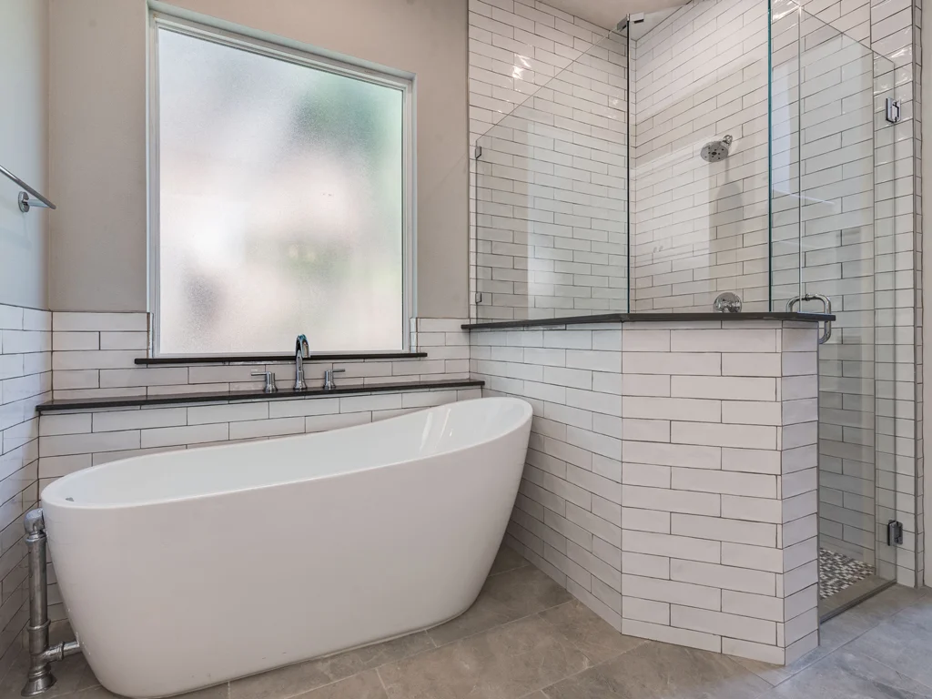 19masterBath.jpg