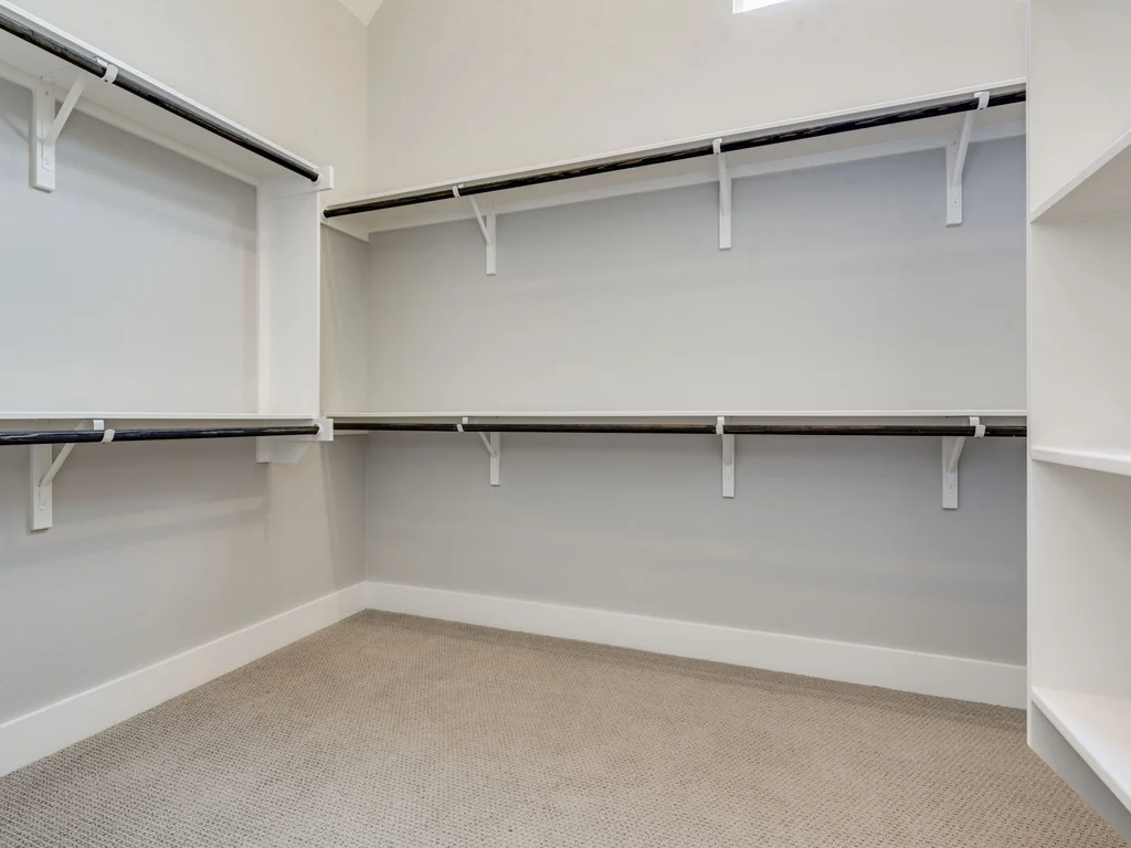 21masterCloset.jpg