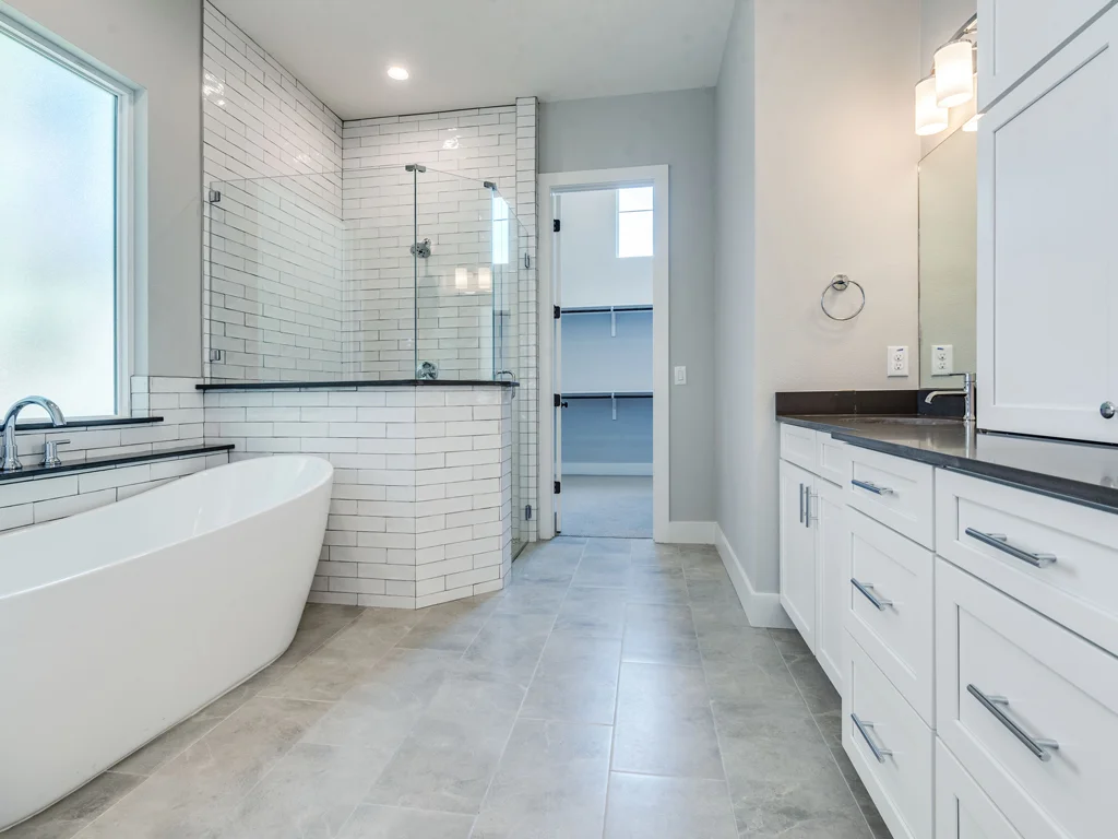 18masterBath.jpg