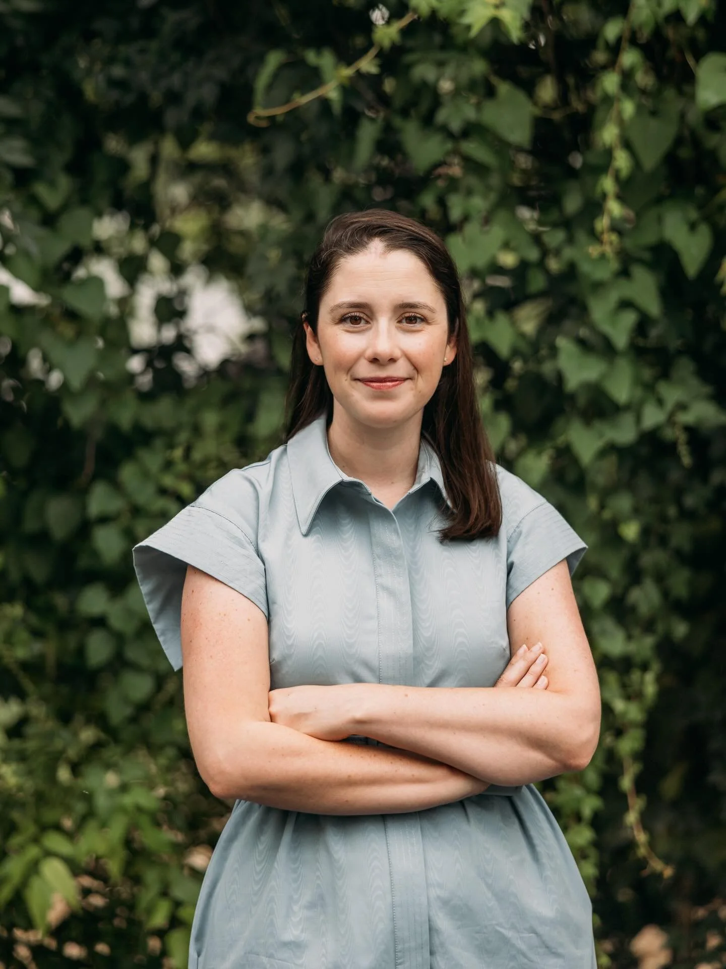 Entering my author era in 2026✨ 

The Kennedys and the Windsors is out in June!

📸: very serious new writer headshot by the fantastic @kaileerichesphotography