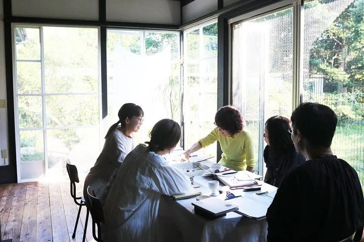 HIMMEL schule
セラピストのための学校

3期が、先日はじまりました

たくさんのお申込み
本当にありがとうました😭

来年の2月まで
短い期間で、ギュギュギュと
濃密に行っていきます🥰

今回は、5名で開催となりました

（初日は、おひとり、お仕事で欠席されて、補講を先日受けていただきました～）

特急列車に乗ったつもりで
楽しんでくださいねー
とおはなしました💫💫💫

初日は、メディテーションそして
セルフヒーリングのレッスンです

うらさんにも、サポートをしてもらって
