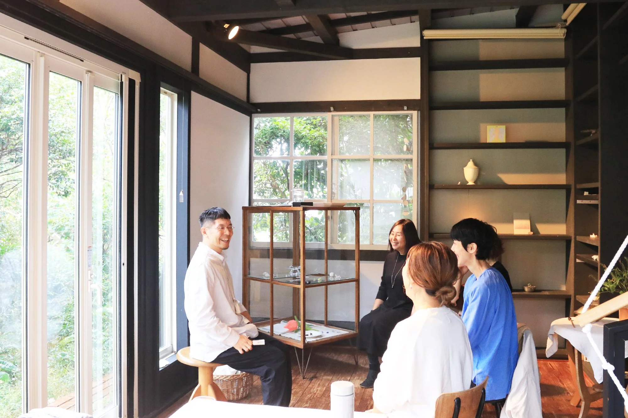 ヒンメルシューレ

先日、
セラピストのための学校
ヒンメルシューレ day2を行いましたー

@himmel__ula__ 

シューレには、
メディテーション誘導当番と、
今日のテーマを決めるリーディング当番があって

それぞれオラクルカードや、シンギングリンを持ってきたり
みなさん、それぞれ工夫して、当番してくれていました
次回も楽しみです

今回は、体調不良で、おひとり欠席でした
霊性の学びになると、からだが不安定になったりしますね

今回は、
メディテーション、セルフヒーリングの復習と