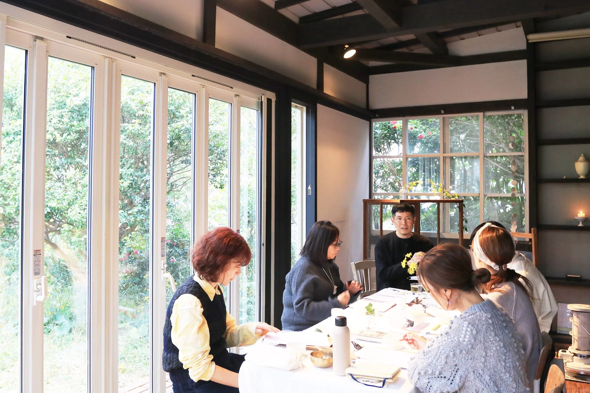 ヒンメルシューレのこと

昨年のことですが
12/13　は、セラピストの学校
ヒンメルシューレでした

イメージワークから、ヒプノセラピーへ
イマジネーションを広げて
自分の過去生のなかへとダイブしてもらいました💕

ここまで、たくさんのレッスン
ワークを重ねてきたからこそできる深い時間でした
みなさん素晴らしかったです☺️

お昼は、cafune&prime;さんのお弁当
美しく過ぎて、食べるのがもったいないくらい

食に対する、愛　をたくさん受け取りながら、いただきました～💕💕
ごちそ