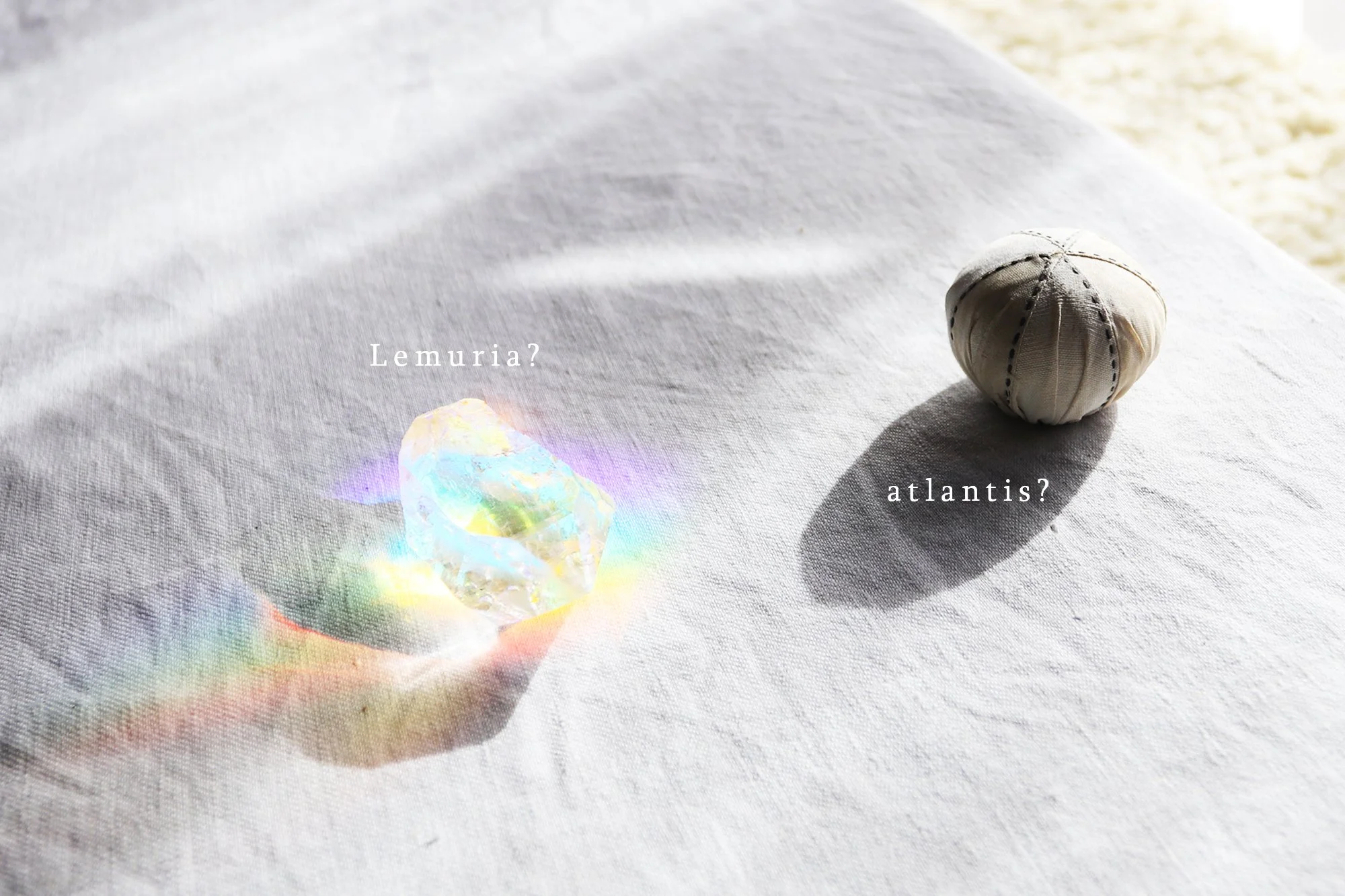 .

今年は、インスピレーションのままに
気ままに、いろいろ書いていこうと思って

今日は
レムリアとアトランティスのこと
すこし

遠い昔　レムリア　という古代文明があって
女性たちが中心となっていた時代

言葉はまだなくて、歌や、響きで
コミュニケーションをとっていた、魔術的なひとたち

自然の声、鉱石、風、雲、動物、
植物たちの声　を　受け取り　唄にして響かせていた

神殿があって、そのなかで
「神（宇宙）から与えられた叡智と芸術」の学びをしていた
（わたしも、そこに通いたい！）

レムリ