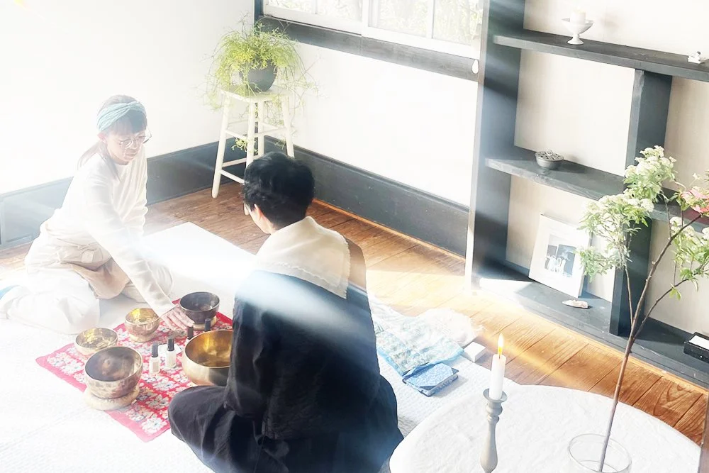 ヒンメルシューレ

ヒンメルシューレ
セラピストのための学校

２月１４日で
最終日を迎えました🌸

昨年、９月からはじまった
特急列車のようなスピード感で😳

たくさんのワークをして
過去、いま、未来と
たくさんのわたしと出逢ってきた時間

今回のシューレは、実践メインで
前回とは、違うカリキュラムで行っていました

新しいワークもいろいろと取り入れて
わたしにとっても、たくさんの気づきがあり、深く内観する時間が、とっても楽しかったです✨✨

学び、智慧、技術的なことももちろん大切ですが
