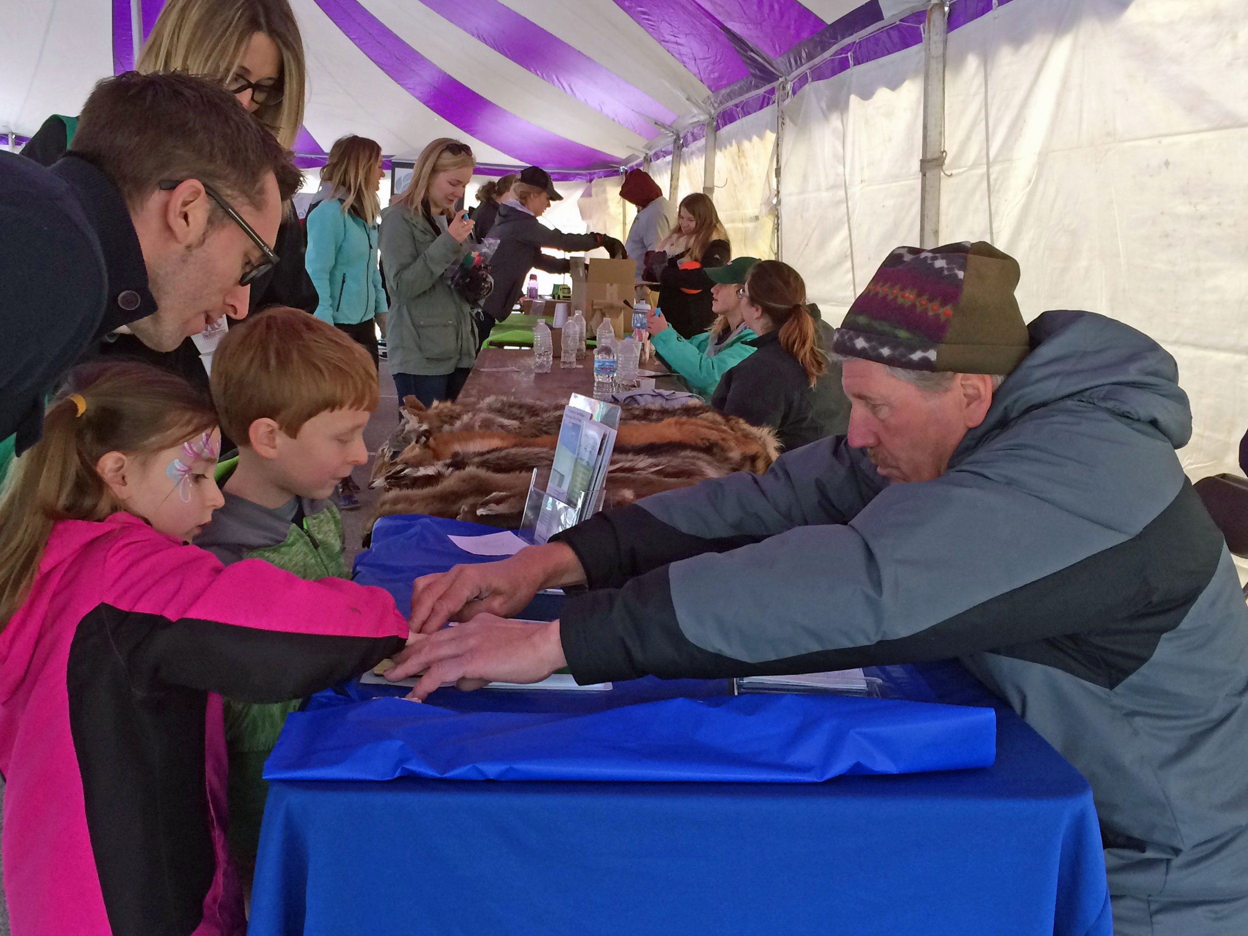 Earth  fair 2017 Bob helps two children smart fix 300.jpg