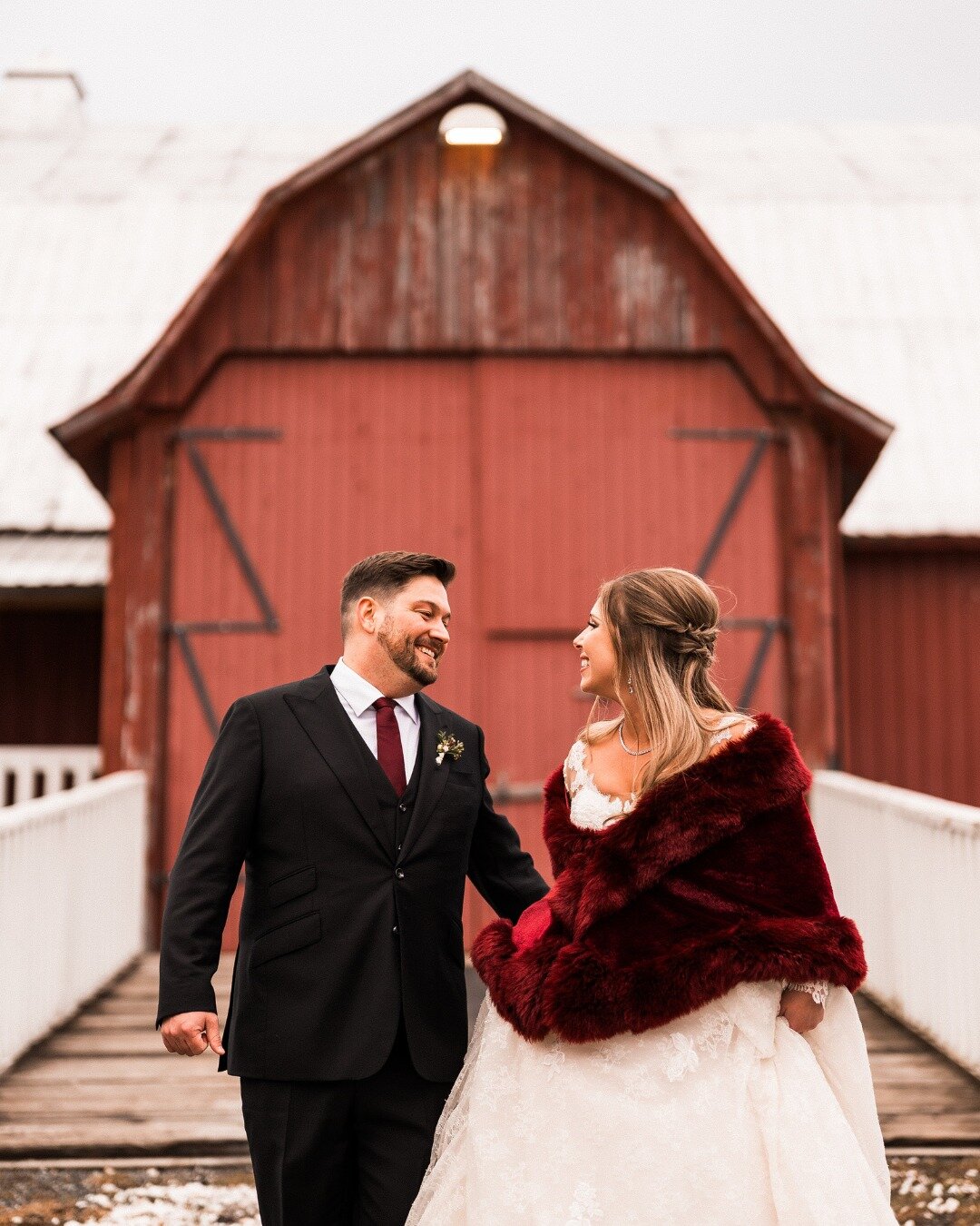 En ce jour de temp&ecirc;te, on passe en mode blanc de blanc! ❄️🤍
Des pr&eacute;parations au first look, le mariage de S &amp; B nous a fait vivre une foule d'&eacute;motions! 

Pssst! Les photos de la c&eacute;r&eacute;monie et de la r&eacute;cepti