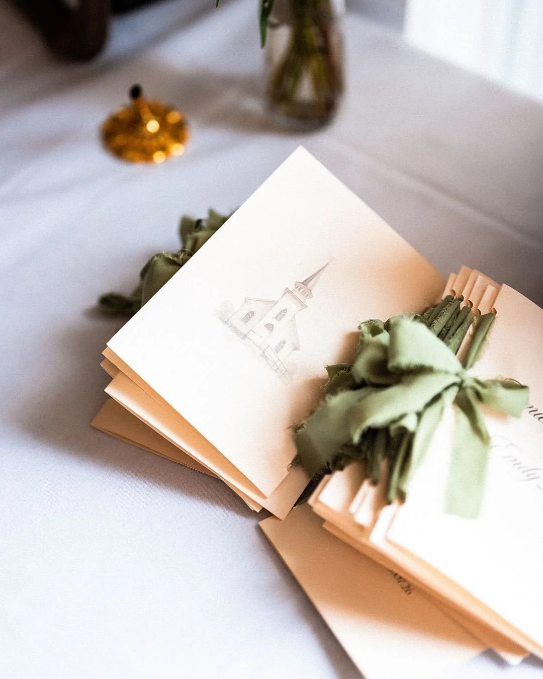 Faire en sorte que votre journée vous ressemble ne passe pas toujours par de grands gestes. 
Parfois, c’est un journal ou un horaire de mariage soigneusement conçu, une création florale élégante, une lettre &