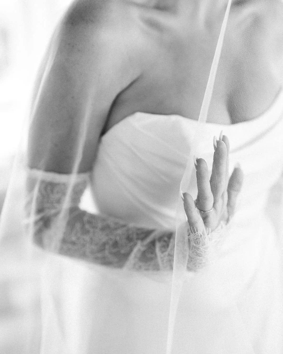 Emily’s morning was everything we could have hoped for: calm, heartfelt, and beautifully intentional.
From the moment we arrived, her sister (also a wedding photographer 🤍 — @bennyandthebecks) welcomed us into the family cabin as if we