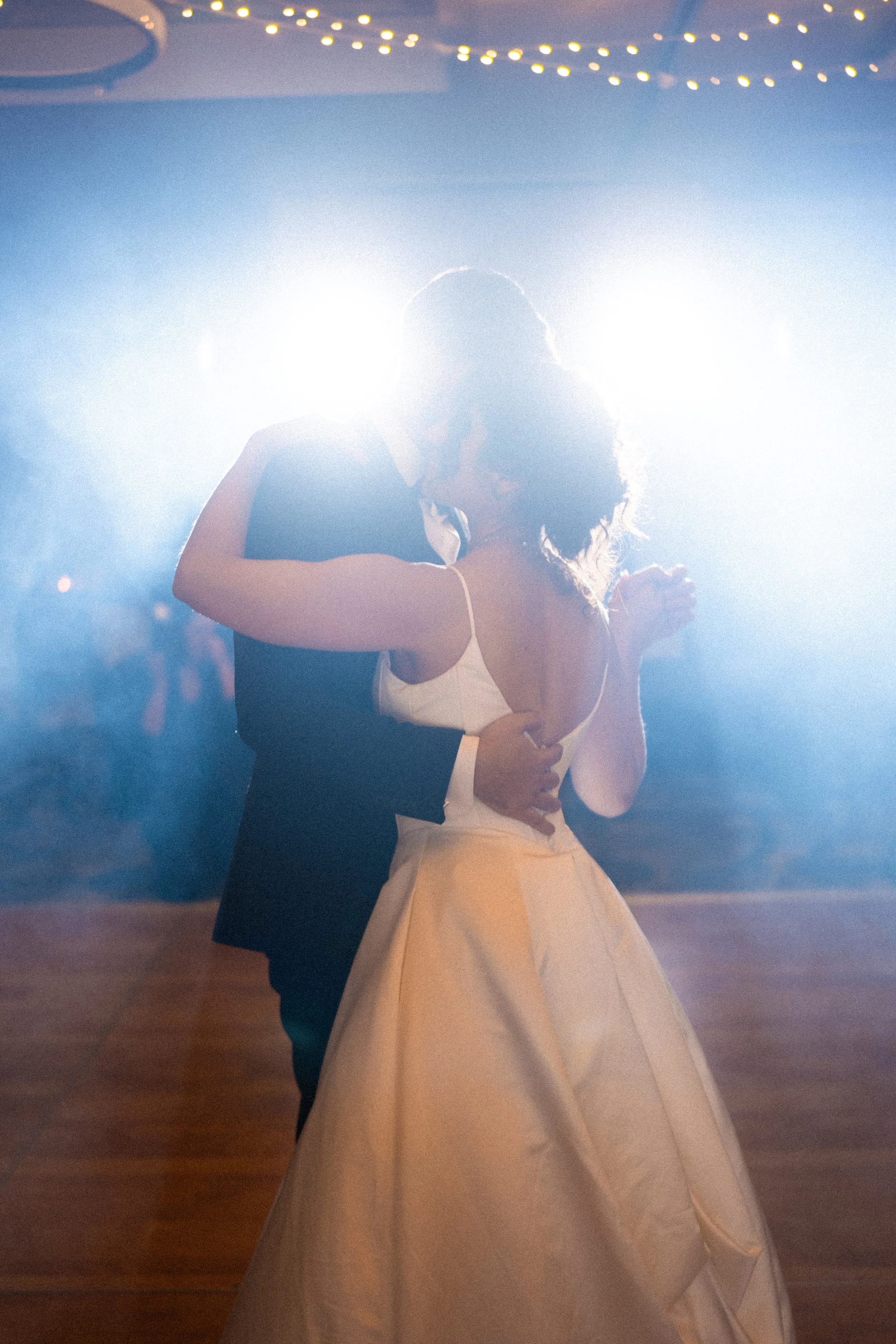 bride-and-groom-first-dance-luxury-wedding-charles-annie-photographie.jpg