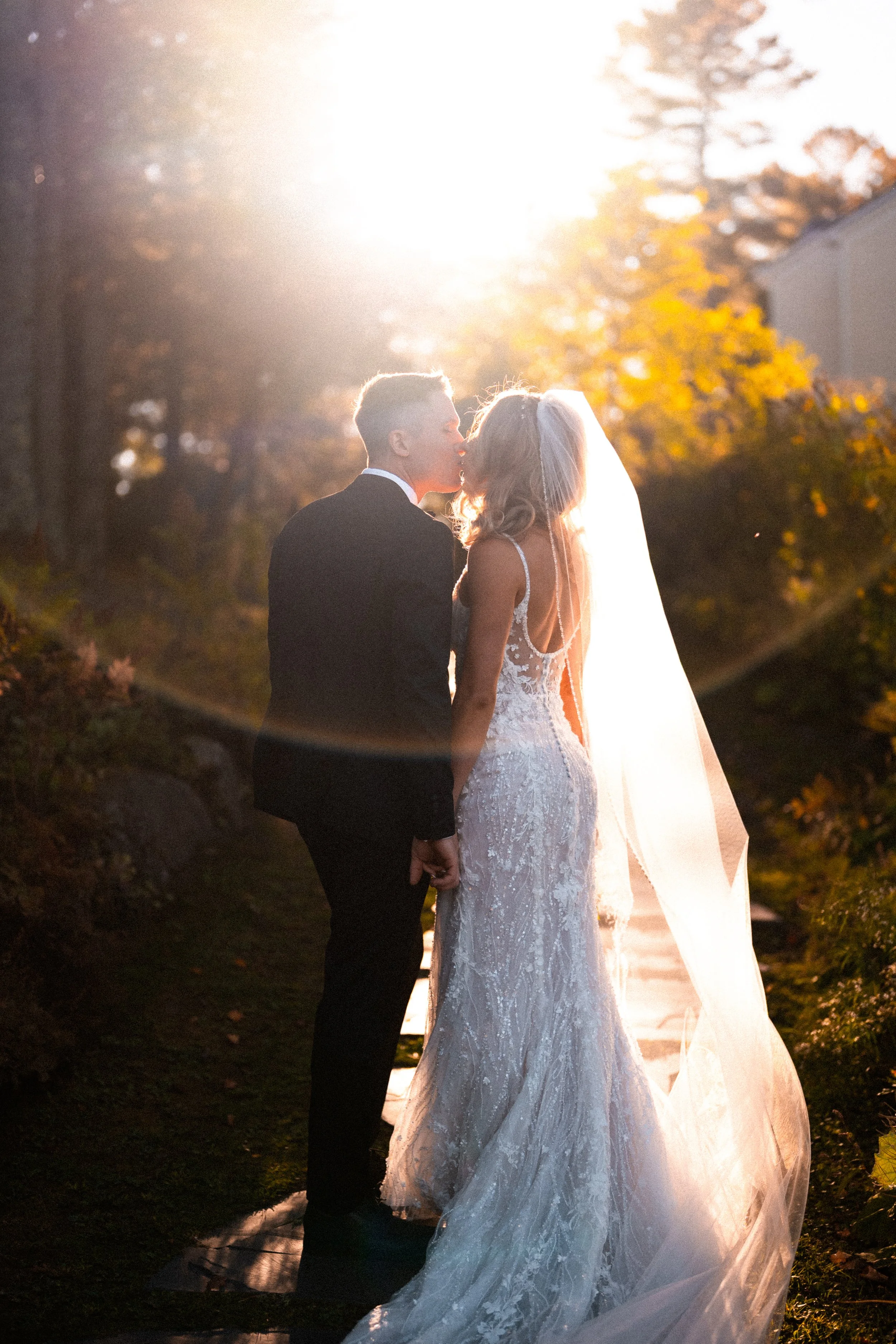 september-wedding-couple-portraits-ripplecove-inn-charles-annie-photographie.jpg