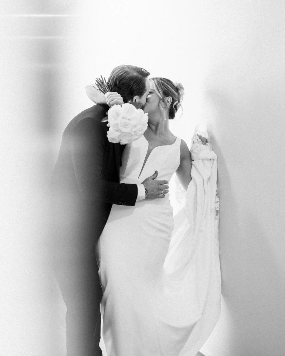 On parle souvent d&rsquo;amour dans les mariages.

Plus rarement du d&eacute;sir.

Et pourtant, il est partout.

Dans la fa&ccedil;on de se regarder &agrave; travers une pi&egrave;ce. De se toucher sans y penser. De toujours revenir l&rsquo;un vers l