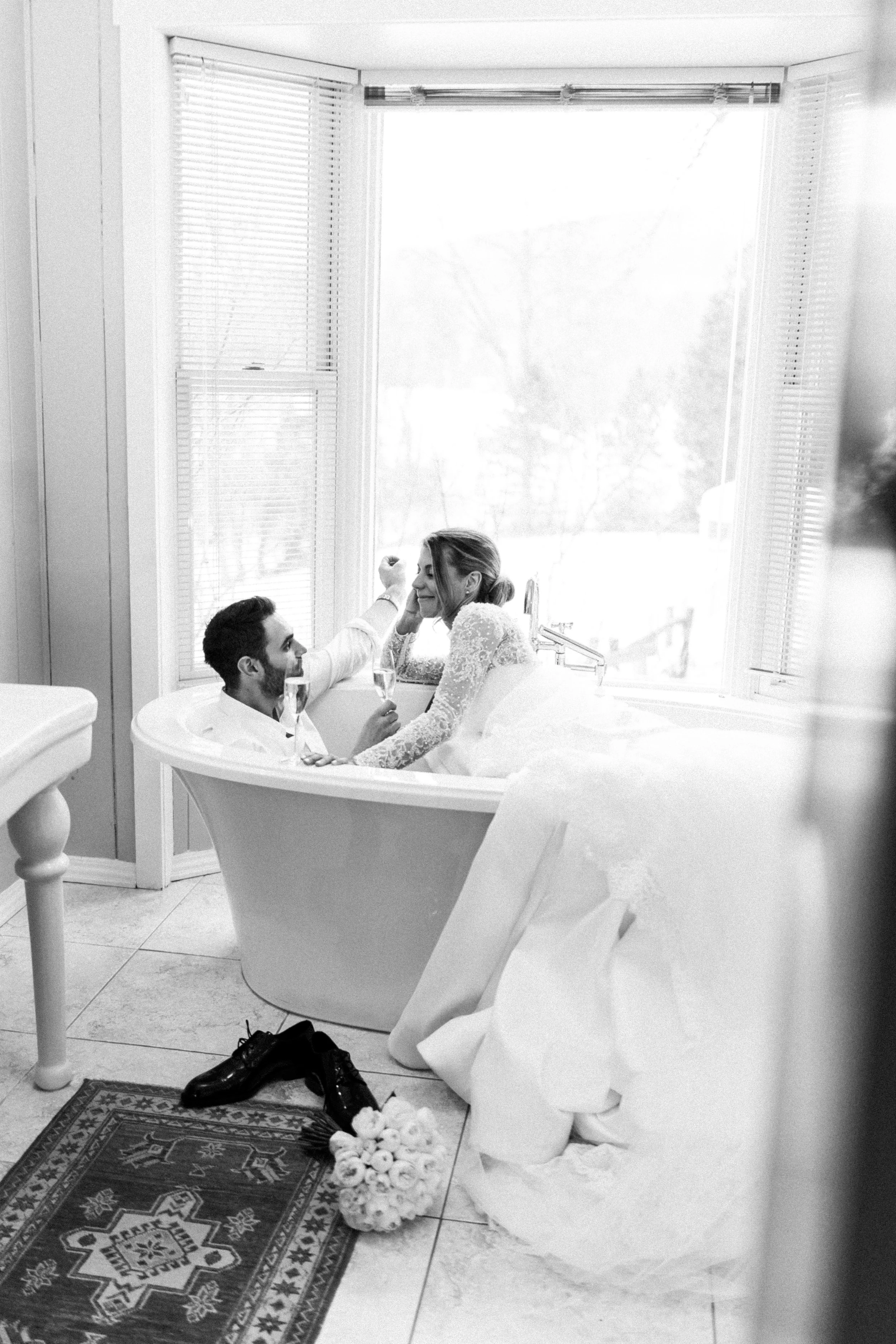 bride-and-groom-solo-moment-champagne-charles-annie-photographie.jpg