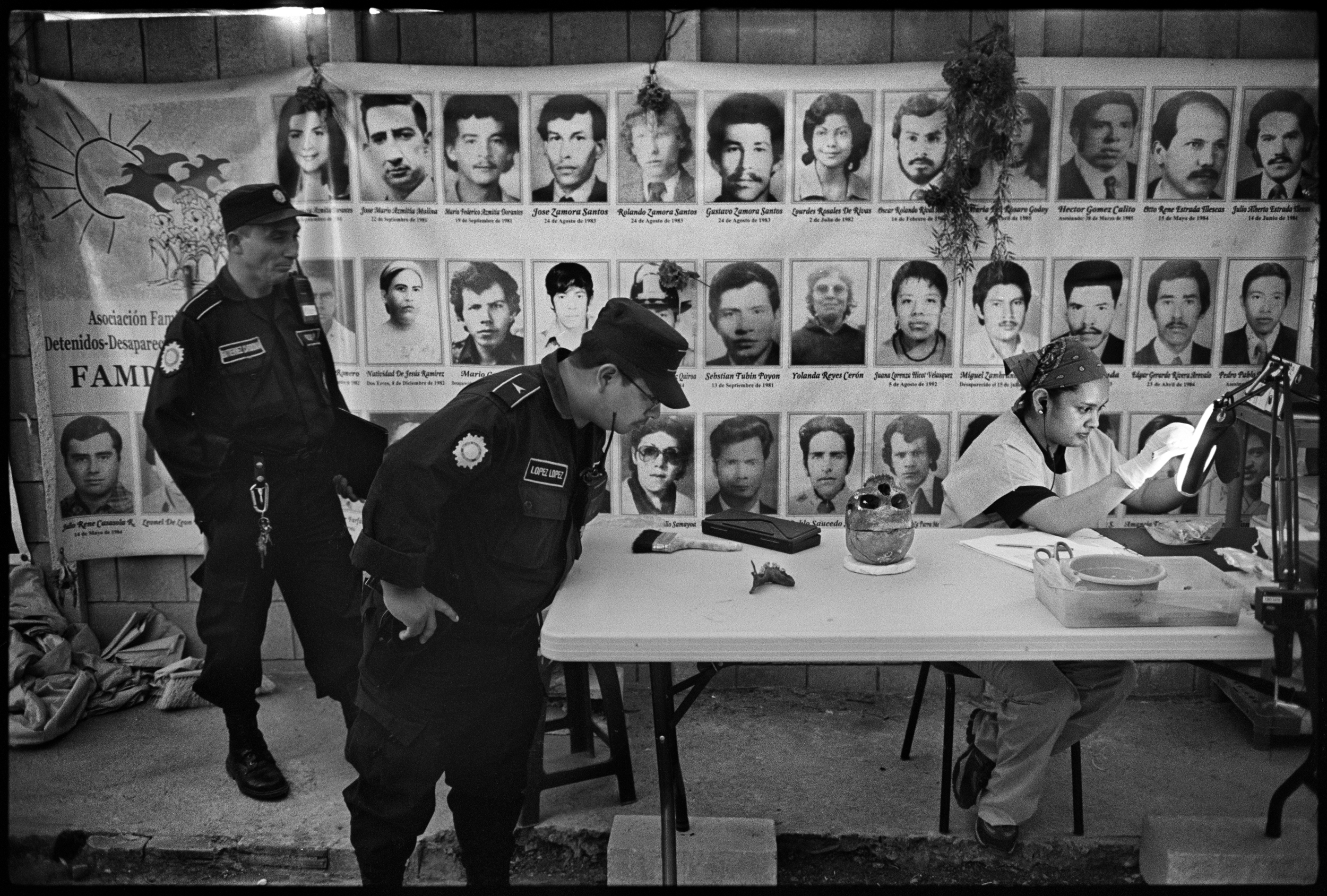  Susanna Sanchez analyzes a skull while police watch. 