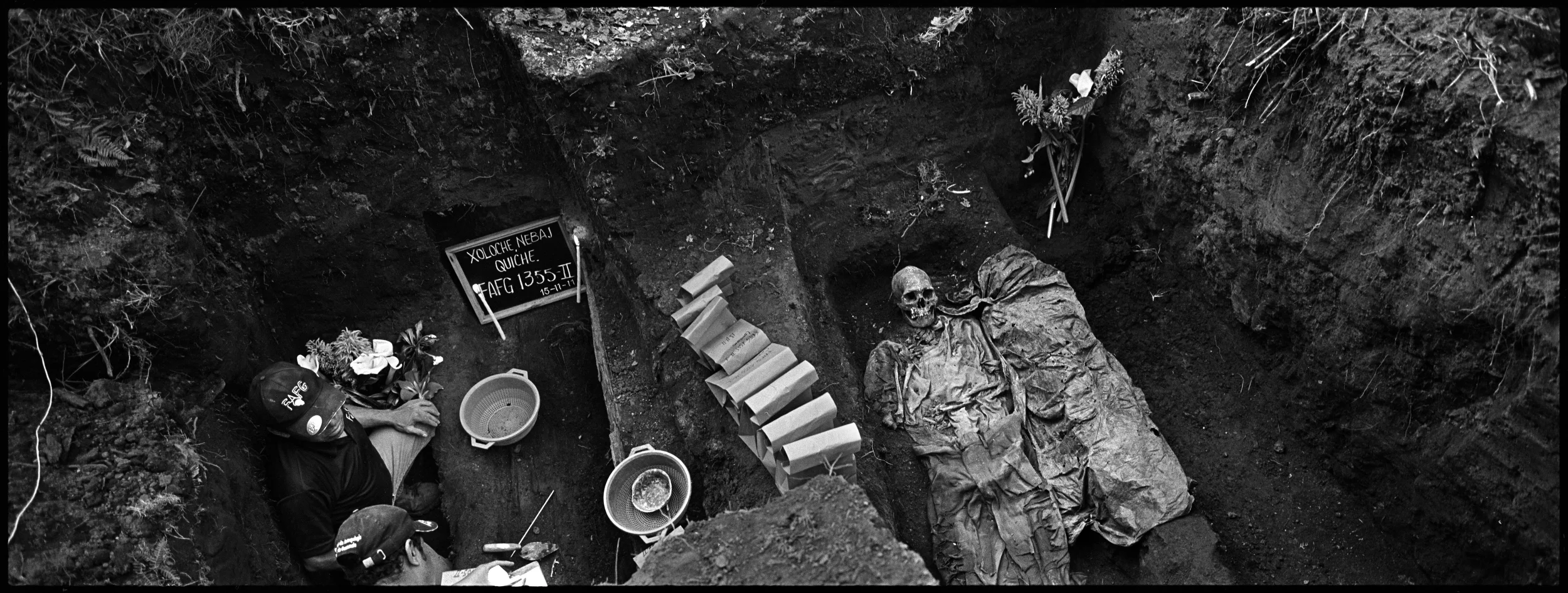  Forensic anthropologists from the FAFG exhume two bodies in Xoloche, Nebaj.&nbsp; 