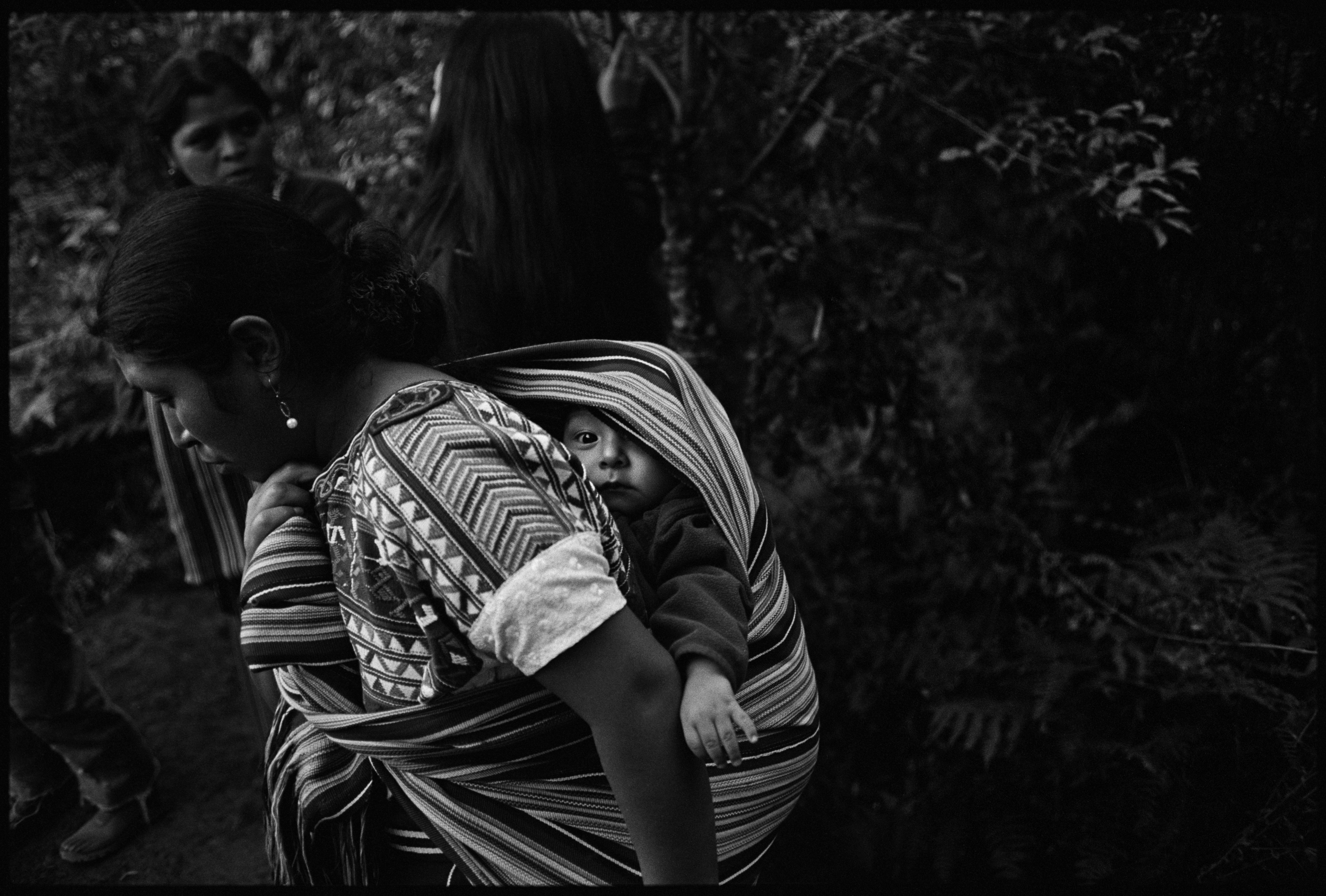  Mother and child at an exhumation,&nbsp;Xoloche. 
