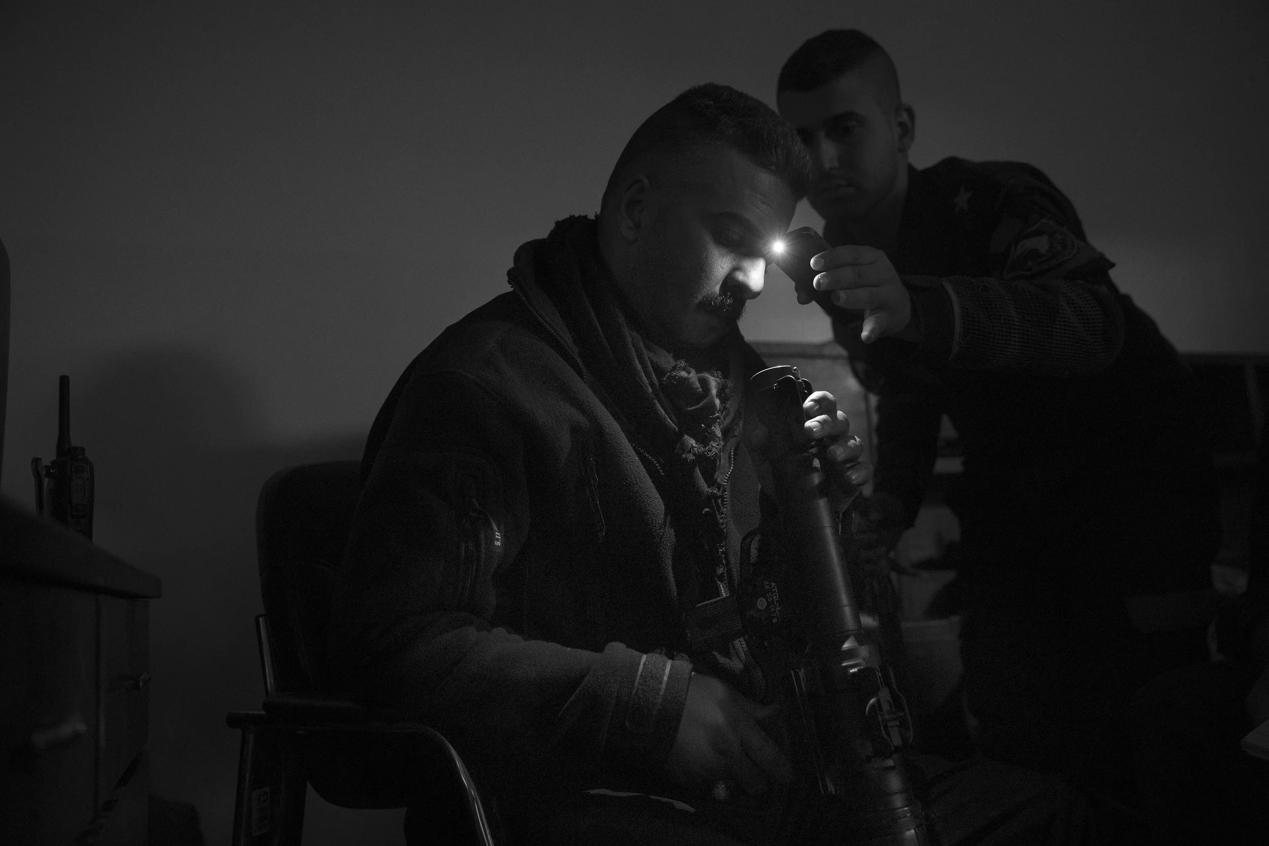  Major Mehzr Sadoon, deputy commander of the Mosul SWAT, tries to repair a broken RPG launcher, Mosul.&nbsp; 