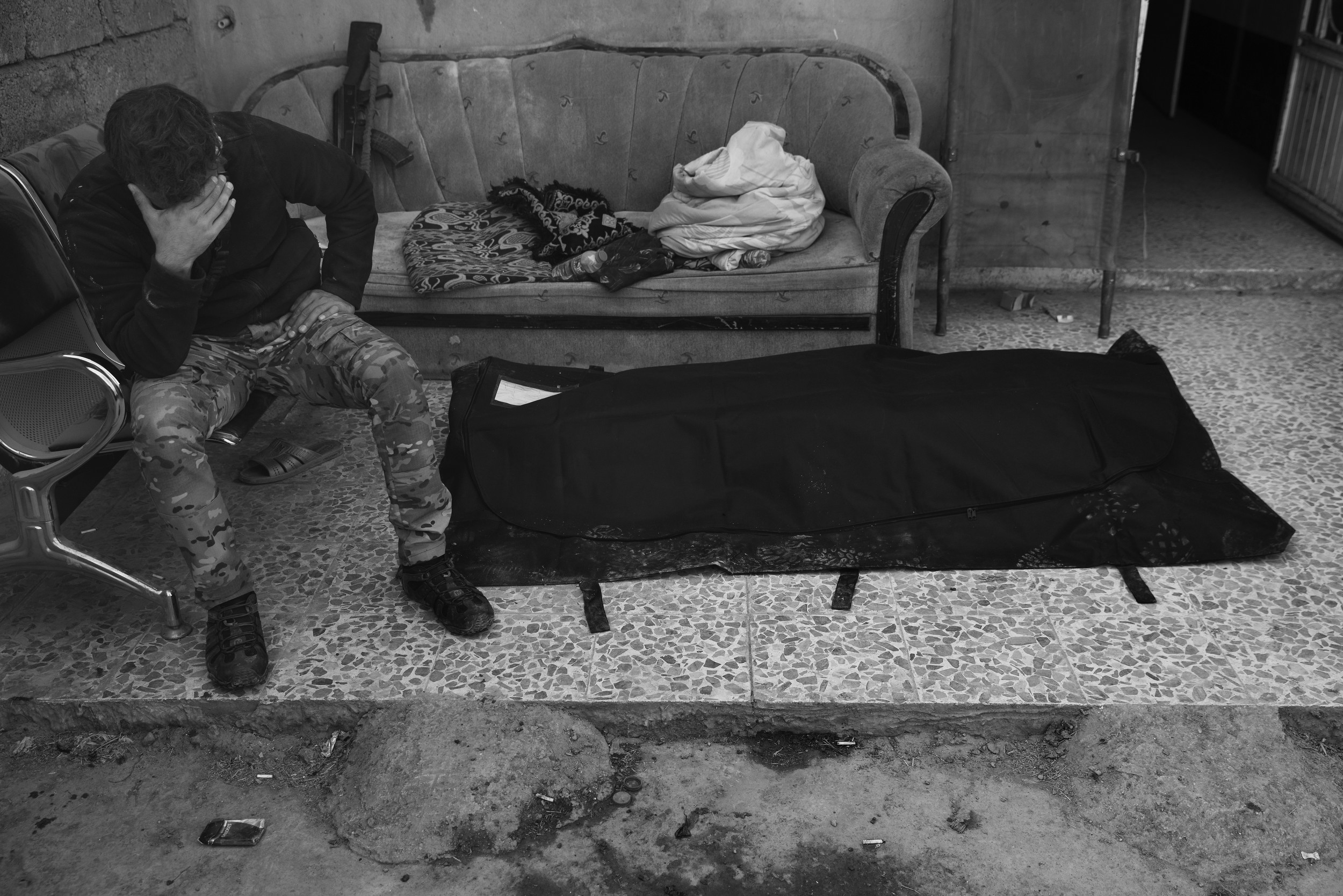  Mahsn Ahmed Mahsn cries over the body of his comrade Sephyan Fawaz, killed in Mosul. 