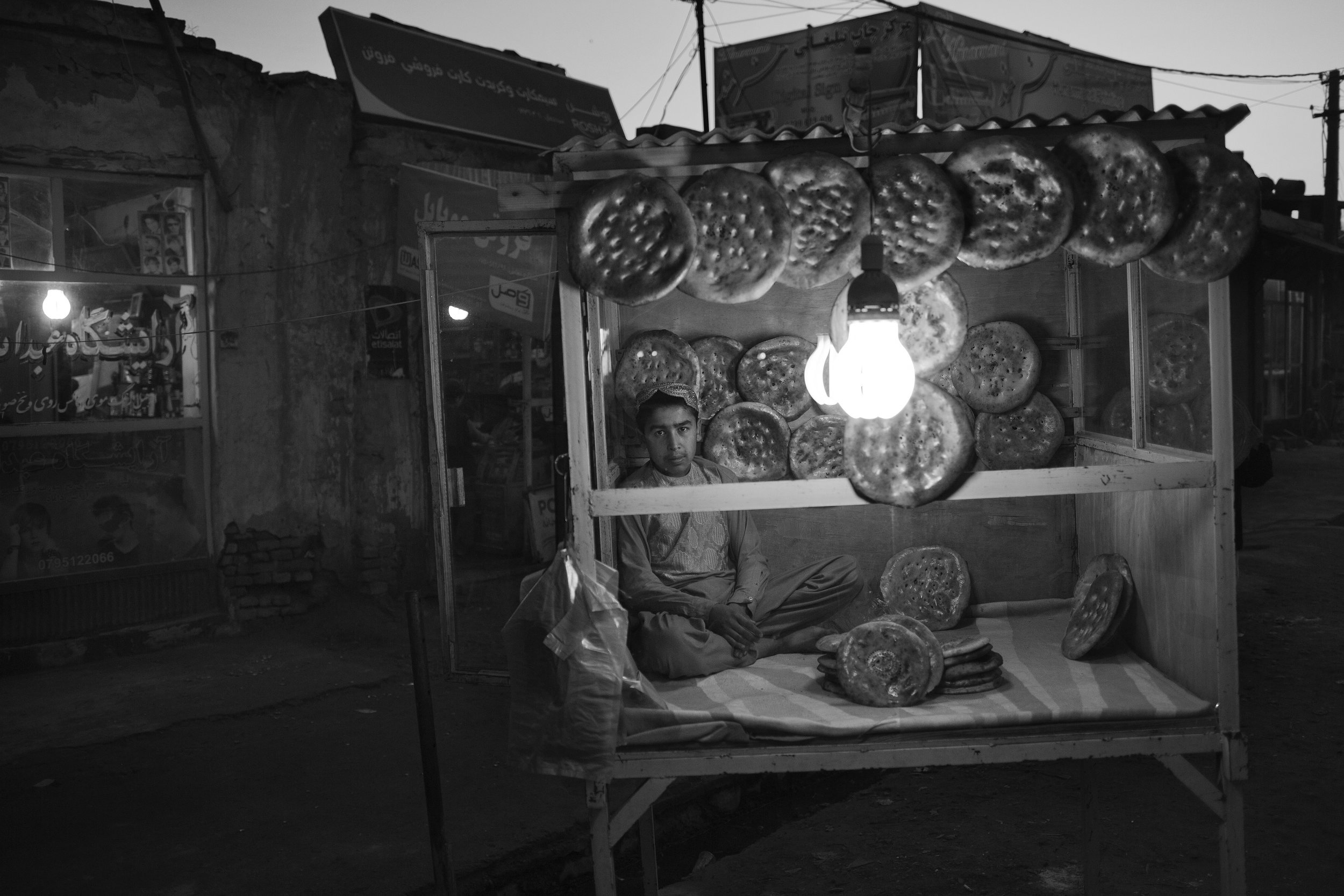  Bread seller in the evening. 