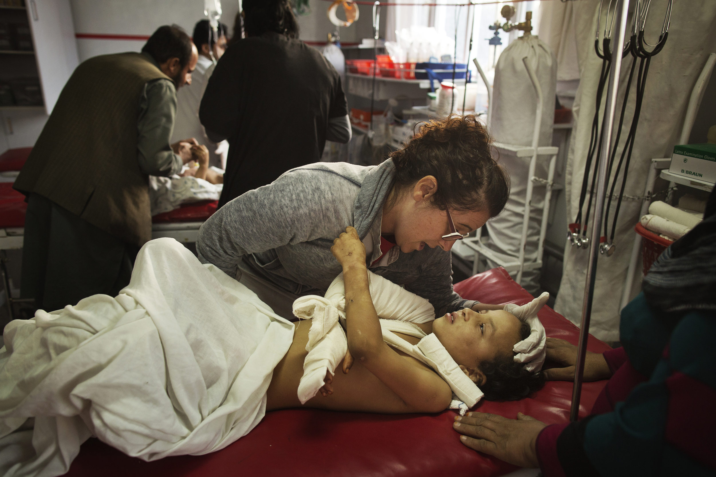  Nurse Georgia Novello comforts Madina, 8, injured in the US airstrike on the MSF hospital in Kunduz and evacuated to Kabul.&nbsp; 