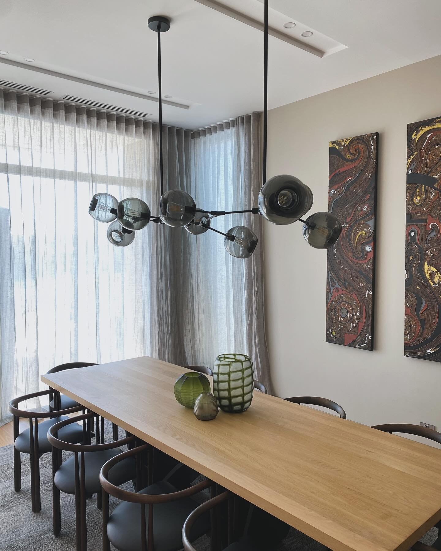Don&rsquo;t be afraid to go big in big spaces!! Beautiful @mark.studios_ chandelier fitting this oversized dining area fabulously. 

Interiors @fred_andco 
#interiordesign #interiors #diningroomdesign #interior-styling #chandeliers #shireinteriordesi