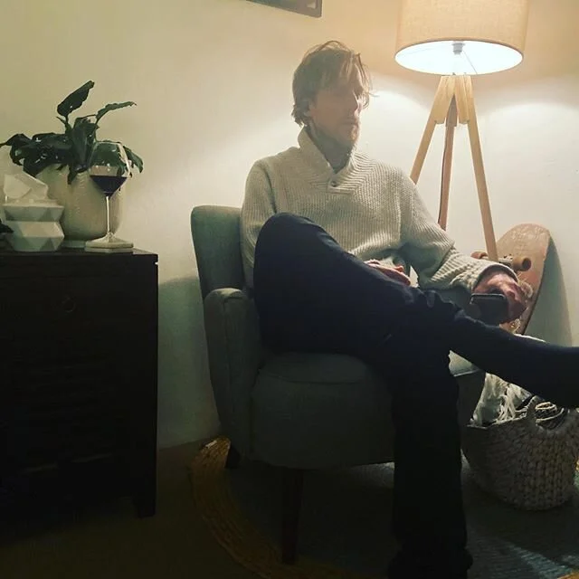 A very hunky #Sundaynight ritual: family calls and a glass of wine. #sodreamy @stvsaunders #bronte #homesweethome #sunday #daintyboss2020