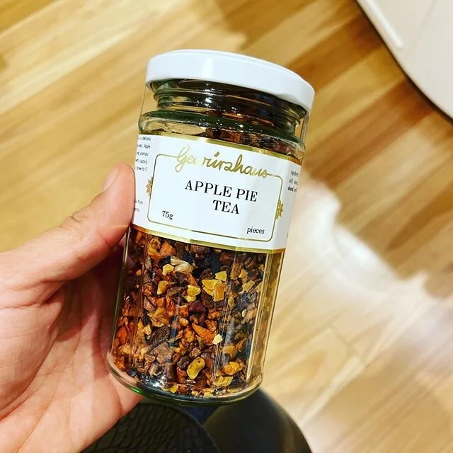 This might go down as the most romantic thing I&rsquo;ll ever do for @stvsaunders . #applepie #sodreamy @gewurzhaus #gewurzhaus #favouritethings #winterishere #daintyboss2020