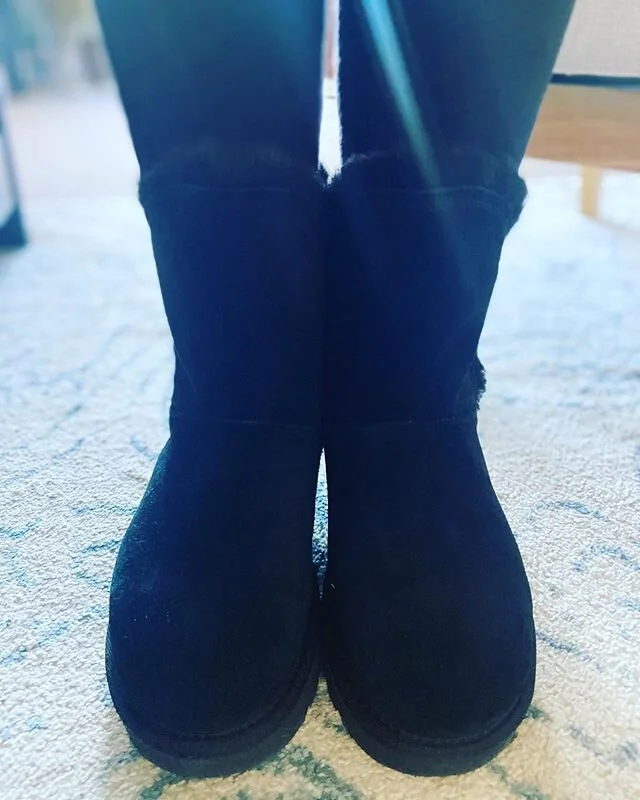 I became an Australian permanent resident while on lockdown so these were inevitable. @ugg @uggaustraliaclassics #workingfromhome #itsthelittlethings #winterishere #startupsupermodel #daintyboss2020 #shoelfie #uggboots