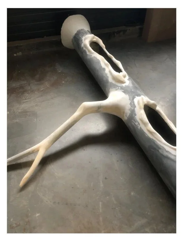  Drzewo z dziuplami, zanim poszło do malowania podkładem oraz farbą - @ greenteam.studio . 