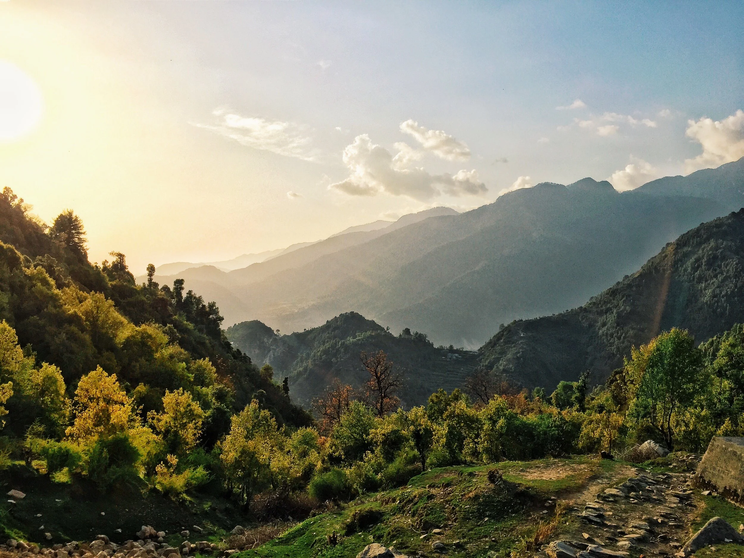 We love looking at horizons, meeting new people, chasing light & discovering new places!
