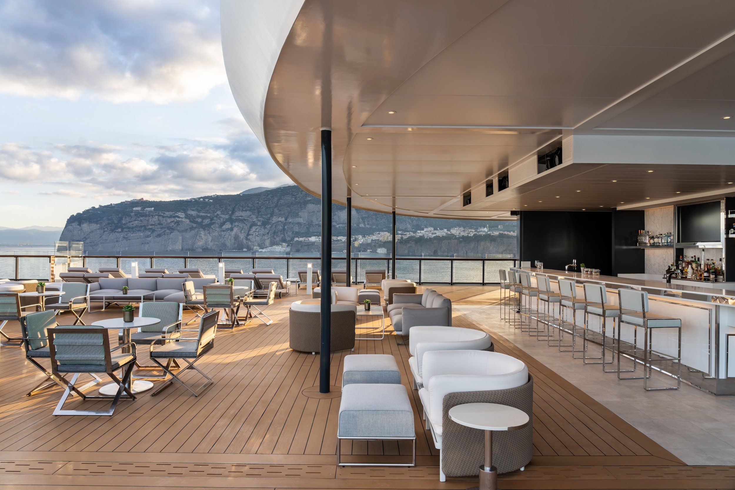 LU13 Deck 10 Pool Bar V1.jpg