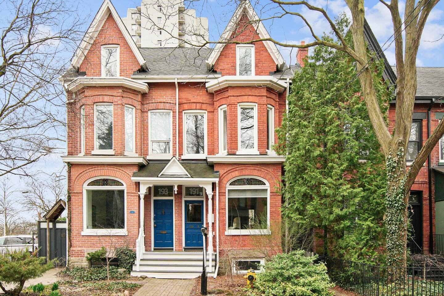 See inside this circa 1890s Victorian redbrick on one of South Riverdale&rsquo;s most beautiful streets.

Here&rsquo;s what you&rsquo;ll love:

☁️ Airy 10&rsquo; ceilings in living + dining rooms
☀️ Sunlit, modern + well-equipped kitchen 
😍 Primary 