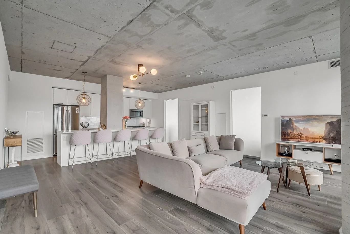 Know anyone looking for a spacious 3-bedroom condo in the city?

We&rsquo;ve got one available at East 55 - 2303-55 Ontario Street - and it&rsquo;s a good one.

Part of the penthouse collection, over 1,100 sq ft, 3 real rooms [yes, even the den], 2 f