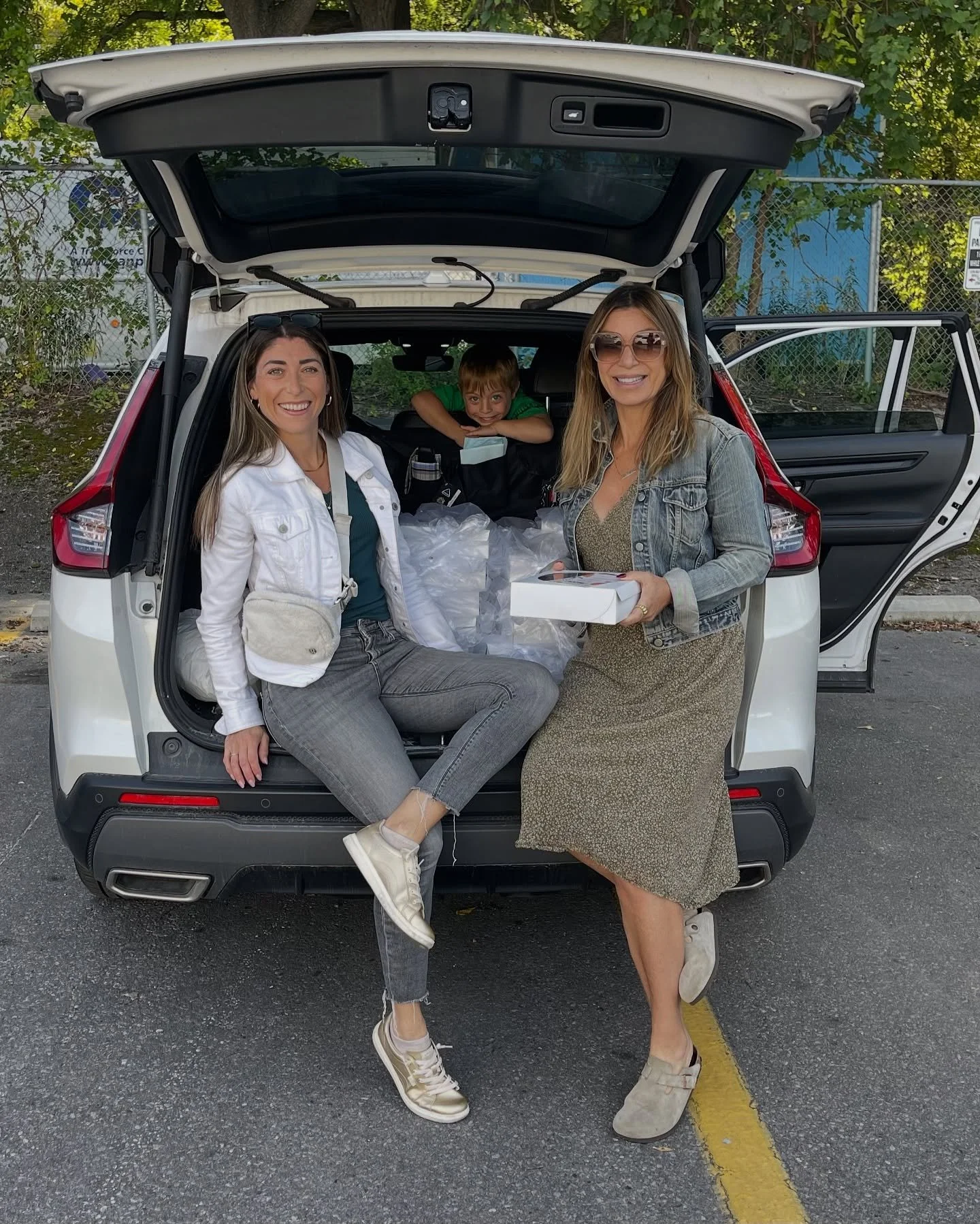 Just your friendly neighbourhood pie delivery crew.🍂🥧
 
Wishing everyone a warm and wonderful Thanksgiving weekend! #grateful