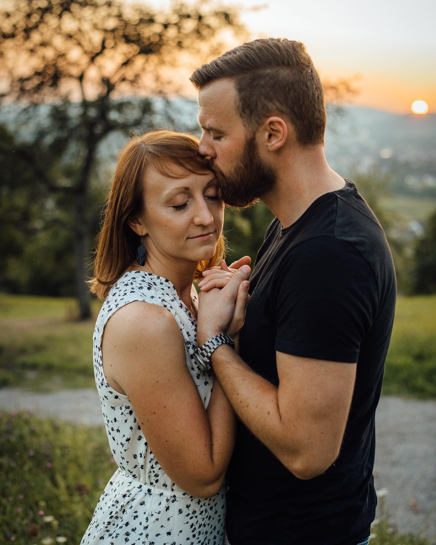 2019 war wirklich ein aufregendes Jahr. Eins meiner Highlights war das P&auml;rchenshooting mit Lio &amp; Robert in meiner Heimatstadt an einem meiner Lieblingspl&auml;tze ✨ 
Die Sonnenunterg&auml;nge hier haben einfach etwas Magisches.

Ich freue mi