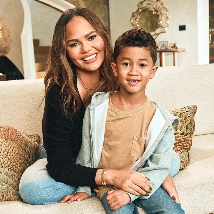 chrissy-teigen-interview-on-son-T1D-diagnosis-hero-Sanofi.webp