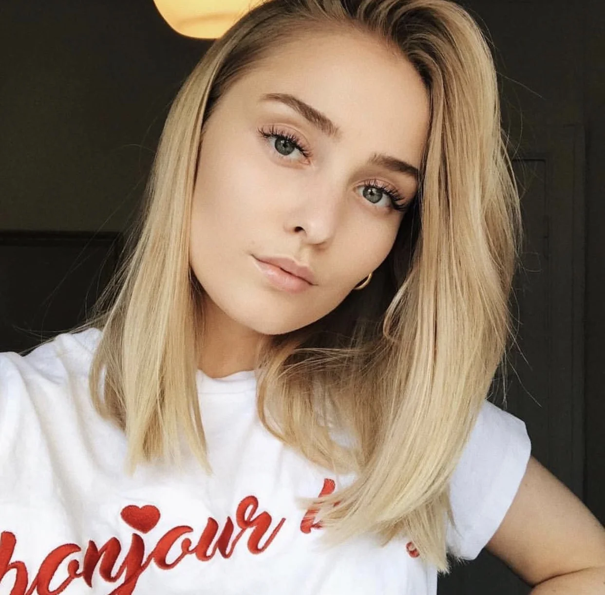 Maria Volla med naturlig honningblonde highlights i en av vårens mest trendy frisyrer.