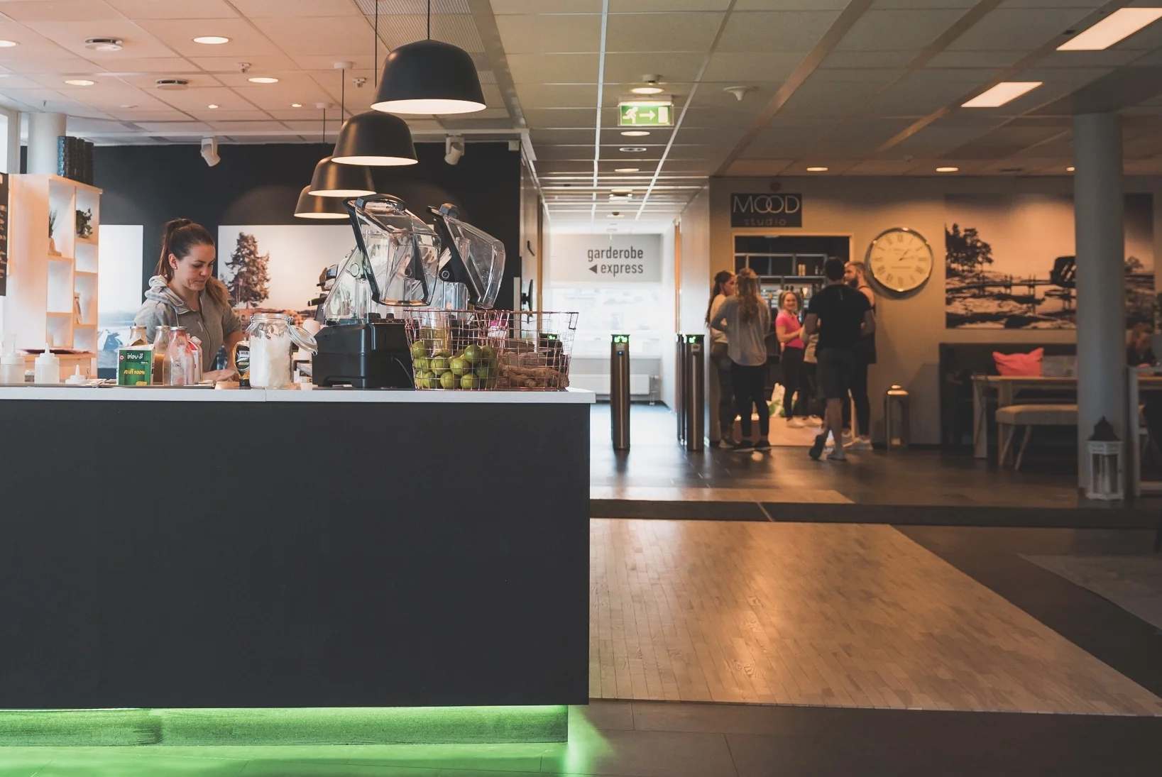 Felles inngang og lounge-område med Asker Treningsenter. Samt inngangen til Mood Studio Asker, mars 2017.