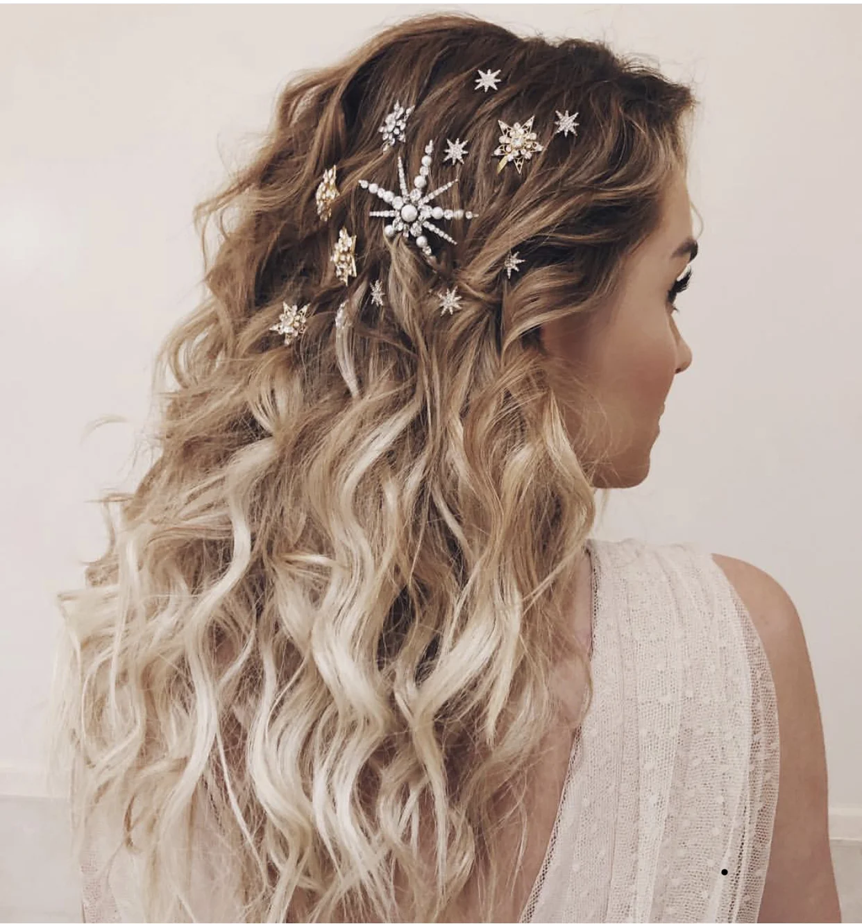 Her er en annen nydelig måte å bruke hair accessories til å dekorere håret på