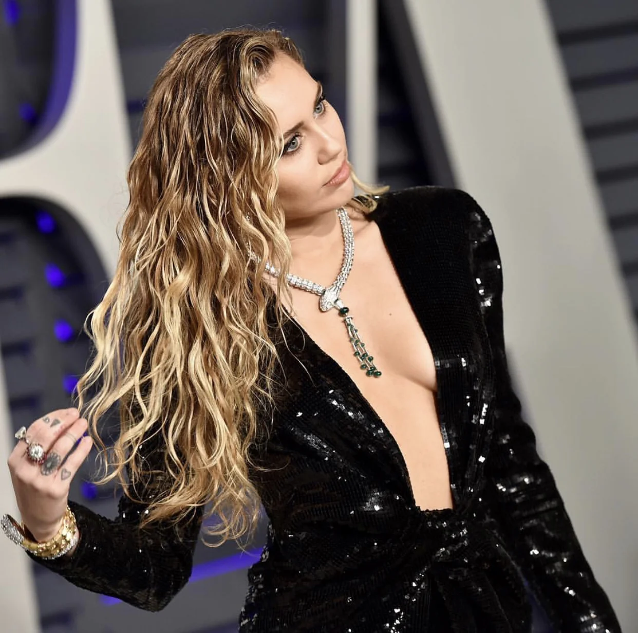 Miley Cyrus viser også frem sine gyllende lokker