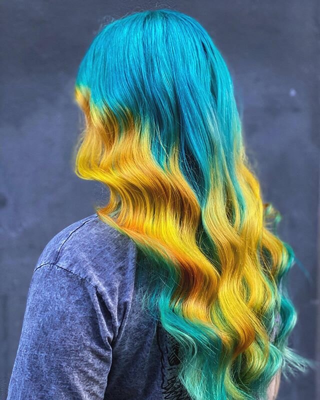 Anyone wanna try this in PRIDE colors?? 🌈😍
Haircolor by @trymoen (Book &laquo;fargedesign&raquo; for lignende resultat.) #pulpriot #colordesign #pride #haircolorist #yellowhair #aquahair  #bluehair #crazyhair #hairpanels