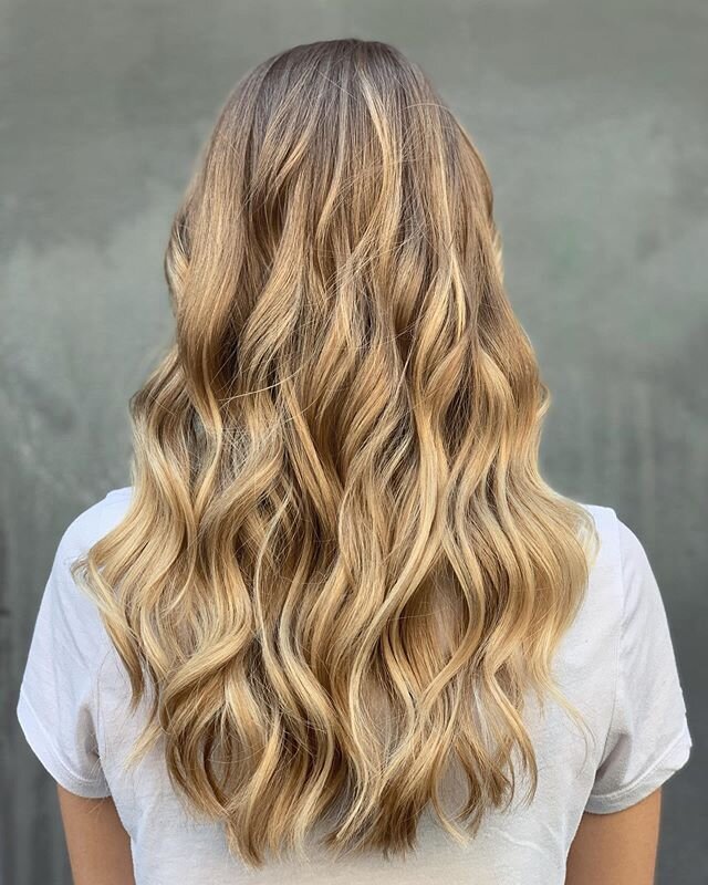 Swipe 2cb4
🌟
#balayage #fris&oslash;roslo