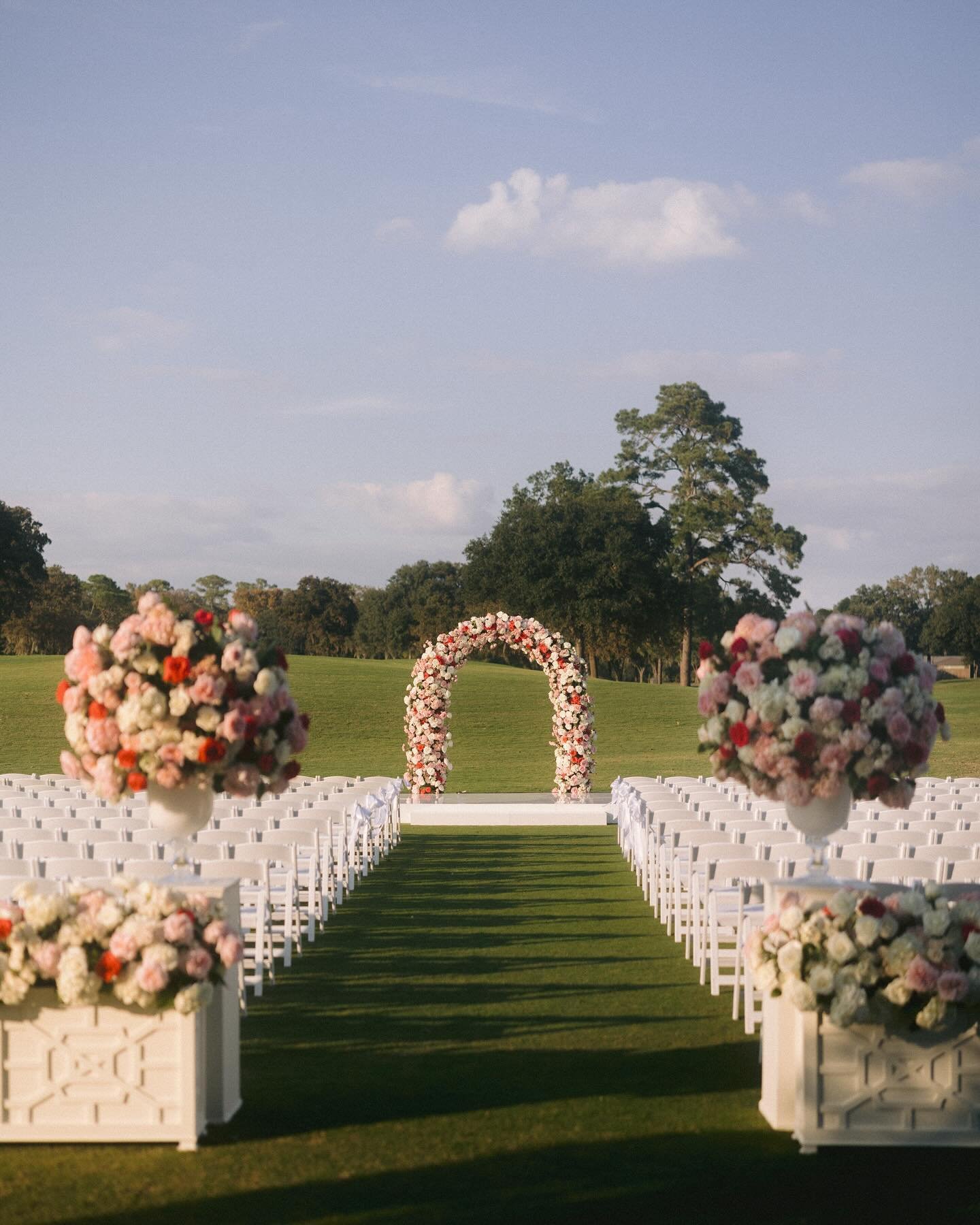 A ceremony setup for the ages 😍

Planning: Kelly for Kelly Doonan Events
Photography: @marcowangphotography 
Florals and Decor: @eventsinbloomhouston 
Venue: @houstoncountryclub
