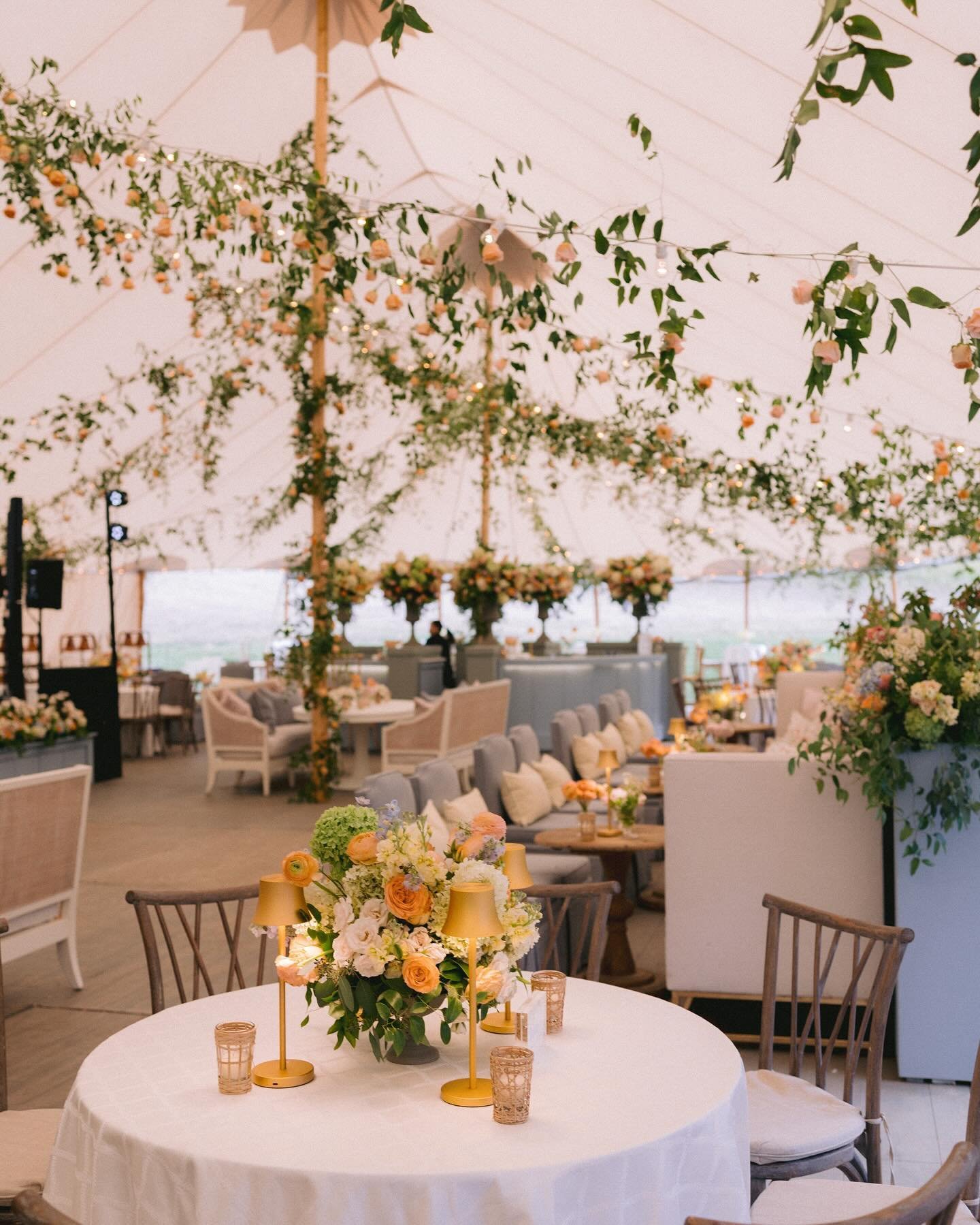 Florals? For spring? Yes, please! 

Planning: Kelly for Kelly Doonan Events 
Photography: @marcowangphotography 
Florals and Decor: @eventsinbloomhouston 
Tent: @sperrytentscolorado 
Electric: @encore_global 
Venue: @ritzcarltonbachelorgulch