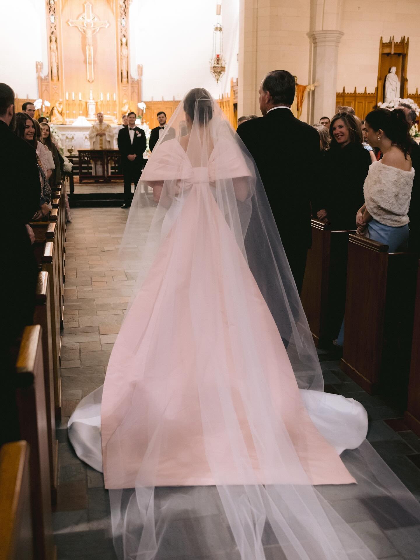 Pop of pink + perfect bow = jaw dropping bridal entrance! 🤩

Planning: Kelly for Kelly Doonan Events 
Photography: @marcowangphotography 
Hair: @tarek_ceronhairstudio