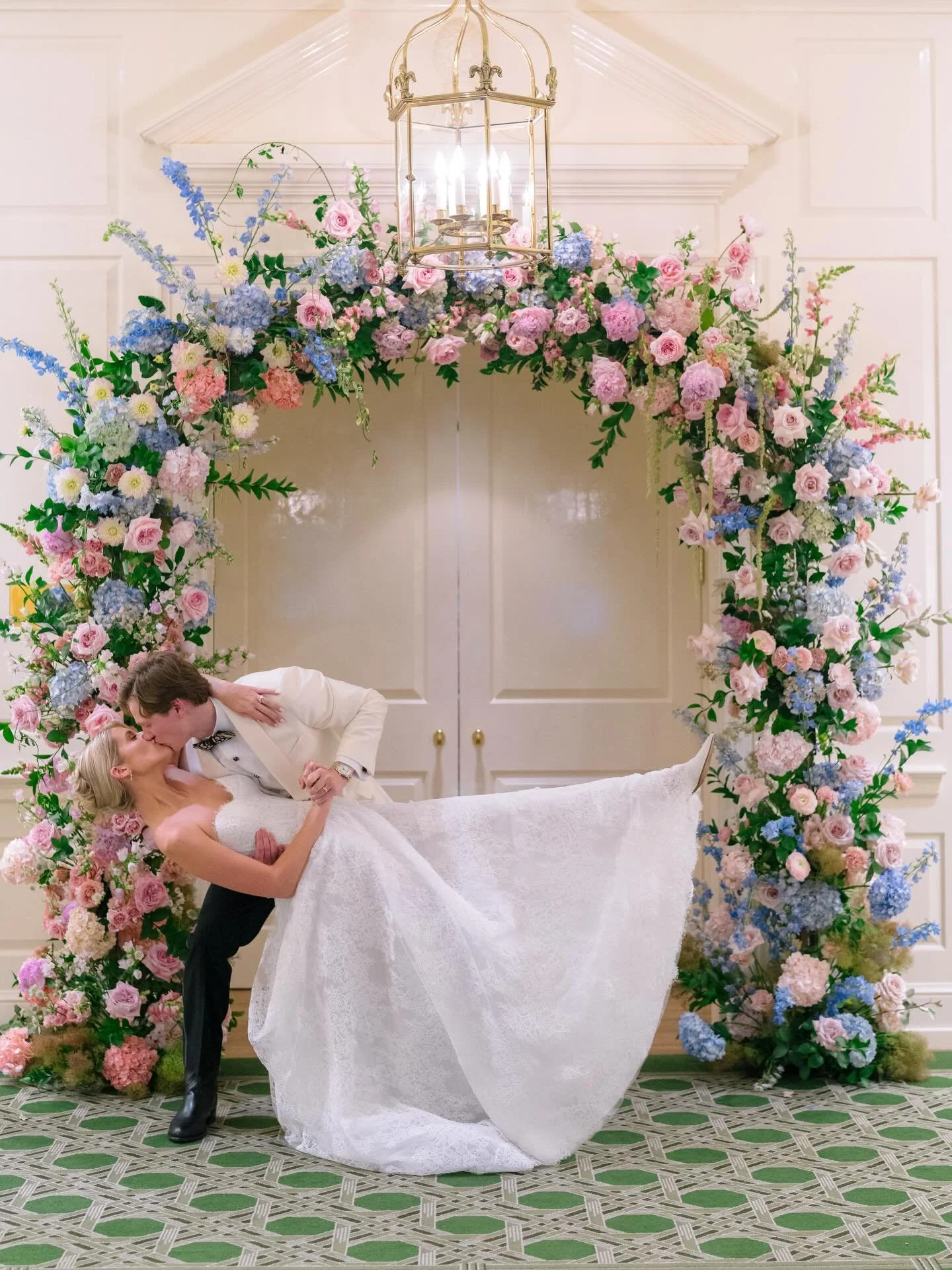 It&rsquo;s giving fairytale 👑 

Planning: Kelly Doonan Events
Photography: @stephania_photo 
Florals: @flowernotehtx 
Venue: @juniorleagueofhouston